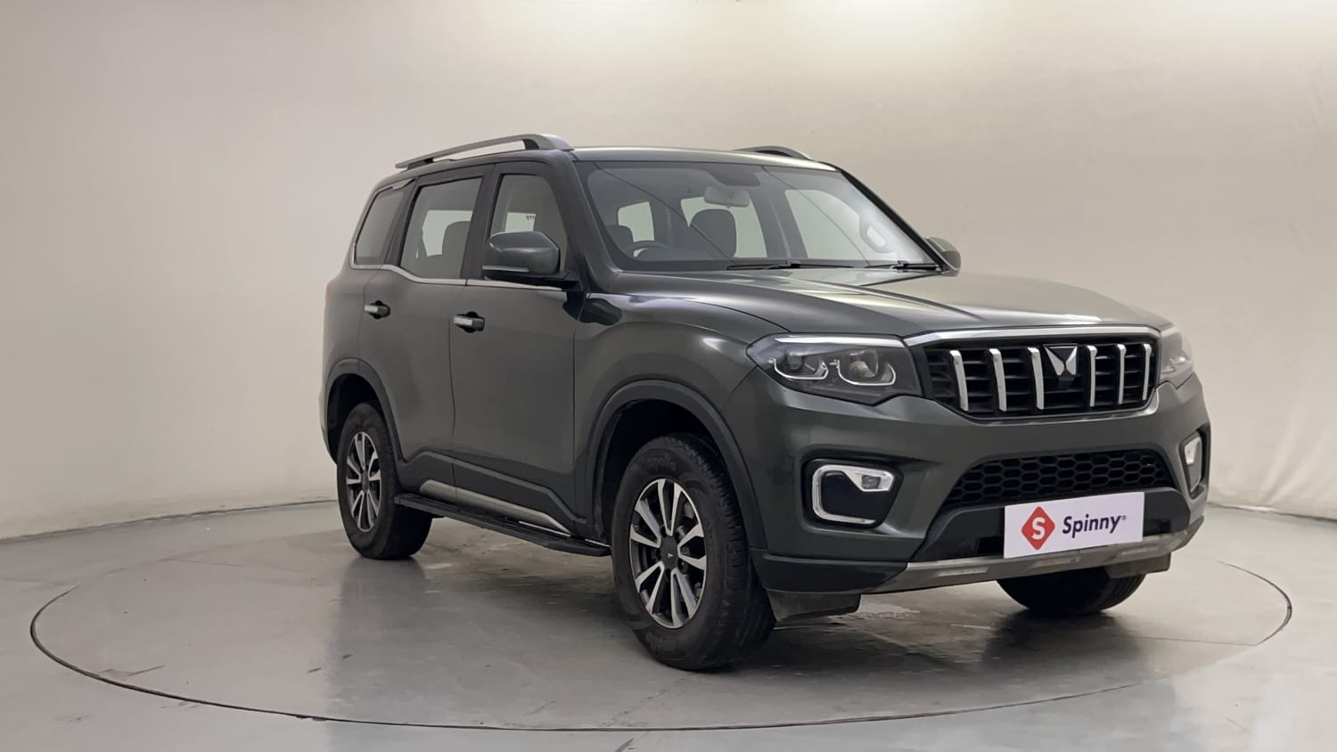 Used 2024 Mahindra Scorpio N Z8 Petrol MT 7 STR Petrol Manual exterior RIGHT FRONT CORNER VIEW