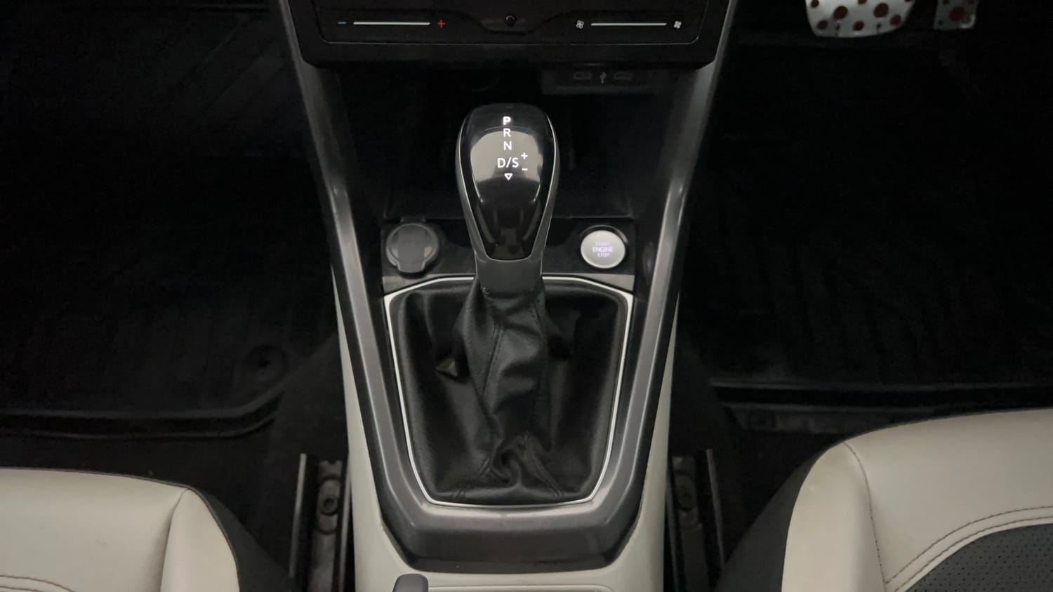 Used 2025 Volkswagen Taigun Topline 1.0 TSI AT Petrol Automatic interior GEAR  KNOB VIEW