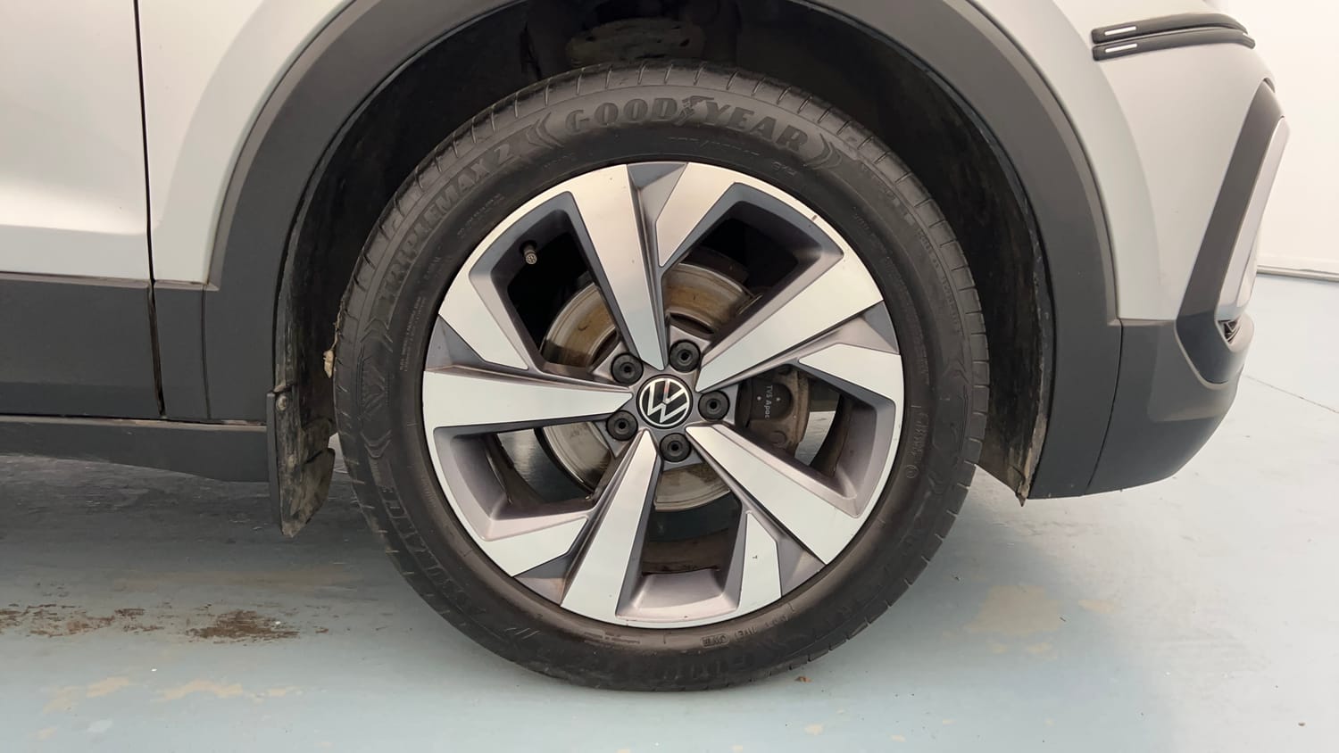 Used 2025 Volkswagen Taigun Topline 1.0 TSI AT Petrol Automatic tyres RIGHT FRONT TYRE RIM VIEW
