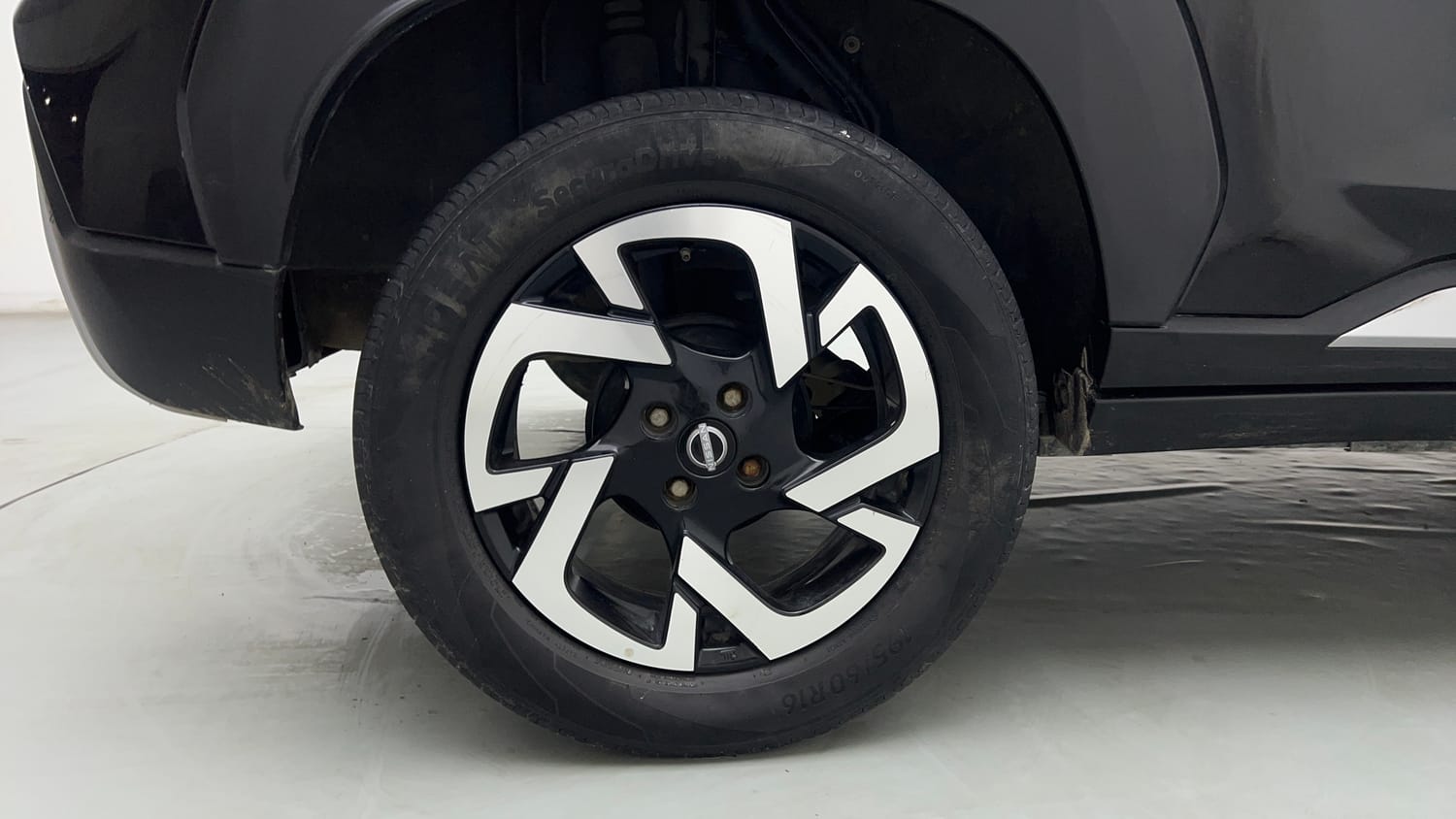 Used 2023 Nissan Magnite XV Petrol Manual tyres RIGHT REAR TYRE RIM VIEW