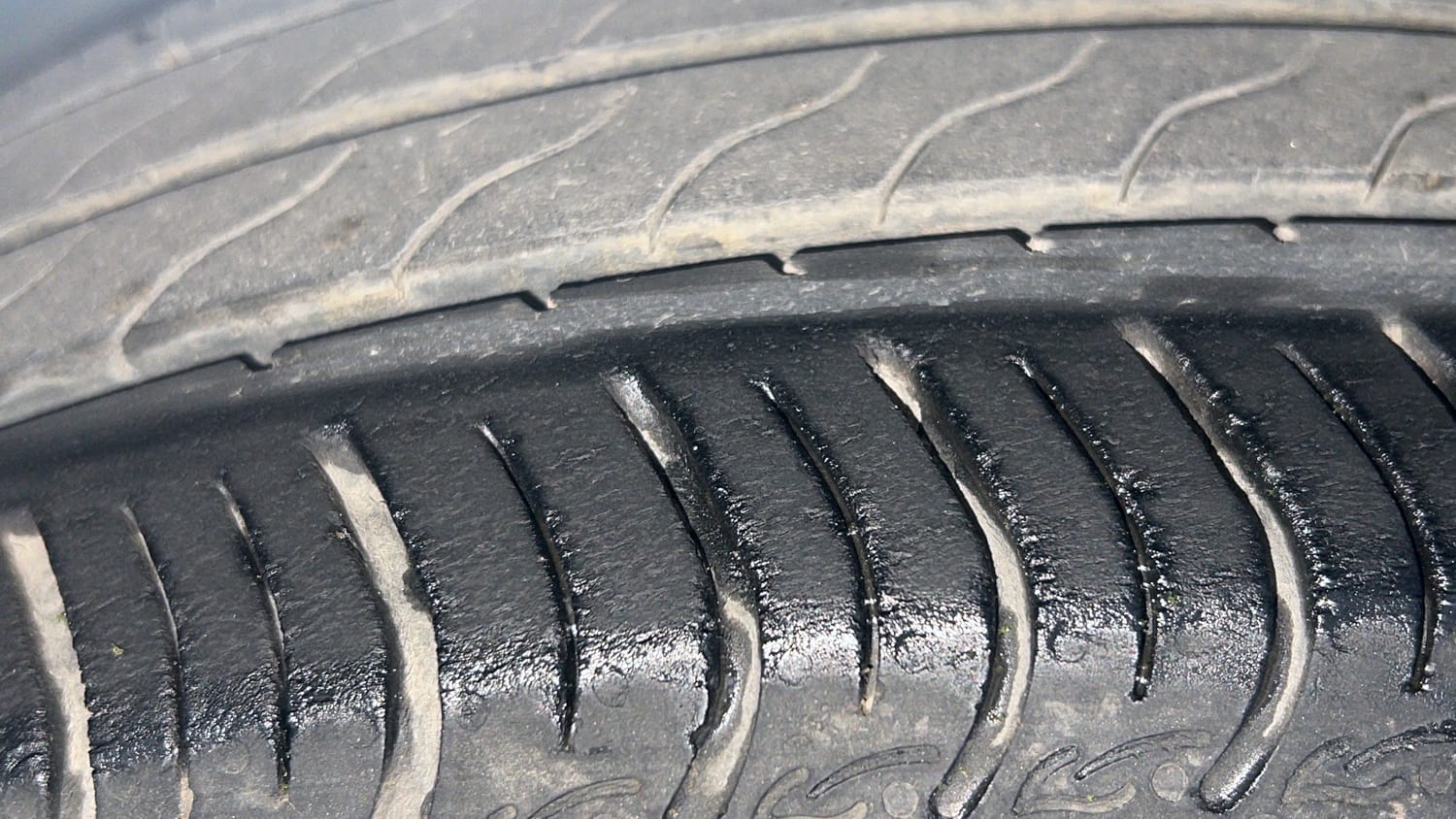 Used 2023 Honda Amaze VX CVT 1.2 Petrol Petrol Automatic tyres LEFT FRONT TYRE TREAD VIEW