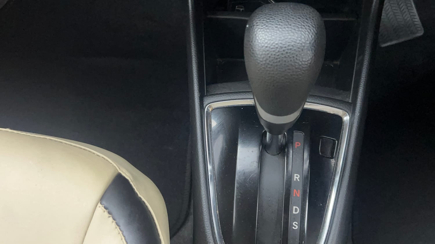 Used 2023 Honda Amaze VX CVT 1.2 Petrol Petrol Automatic interior GEAR  KNOB VIEW