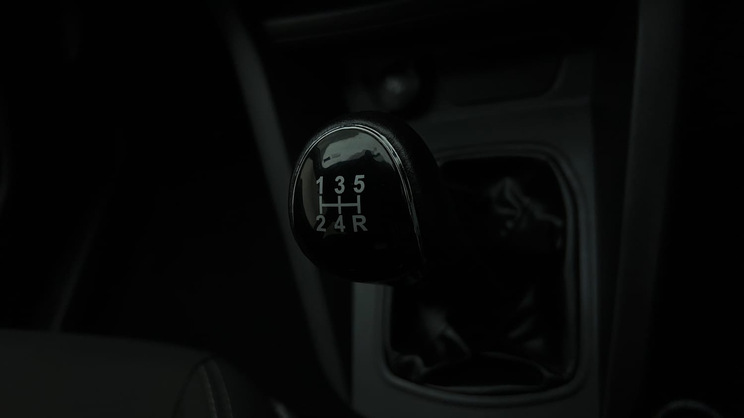 Used 2017 Ford Figo Trend 1.2 Ti-VCT Petrol Manual interior GEAR  KNOB VIEW