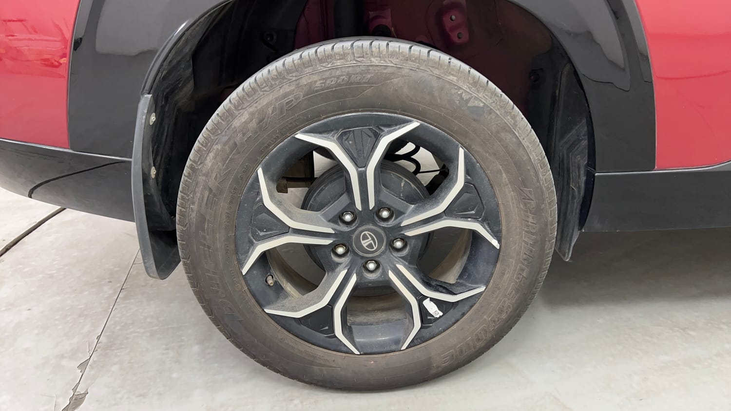 Used 2025 Tata Curvv Creative S 1.2 Revotron Petrol 7DCA Petrol Automatic tyres RIGHT REAR TYRE RIM VIEW