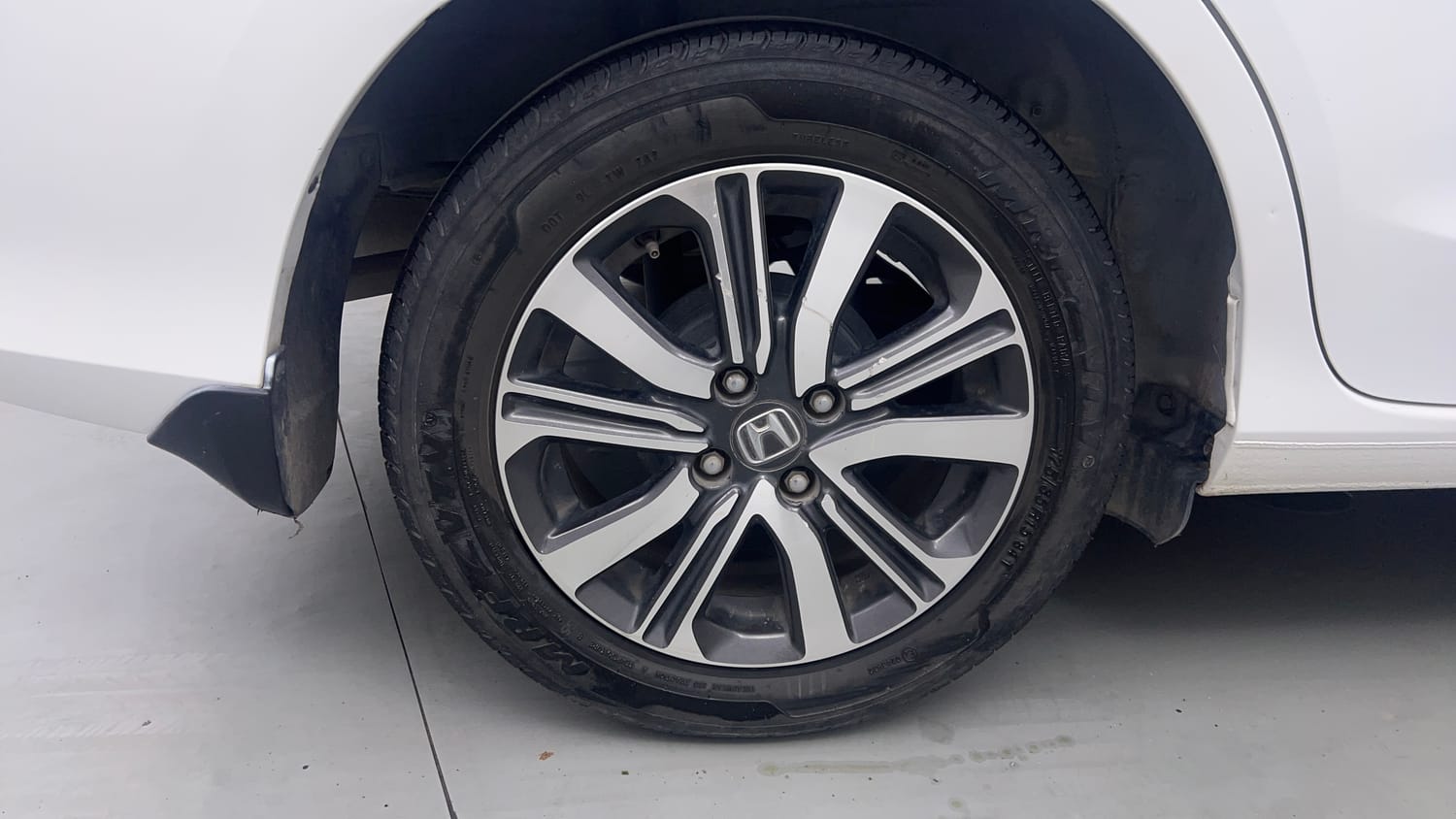 Used 2023 Honda Amaze VX CVT 1.2 Petrol Petrol Automatic tyres RIGHT REAR TYRE RIM VIEW