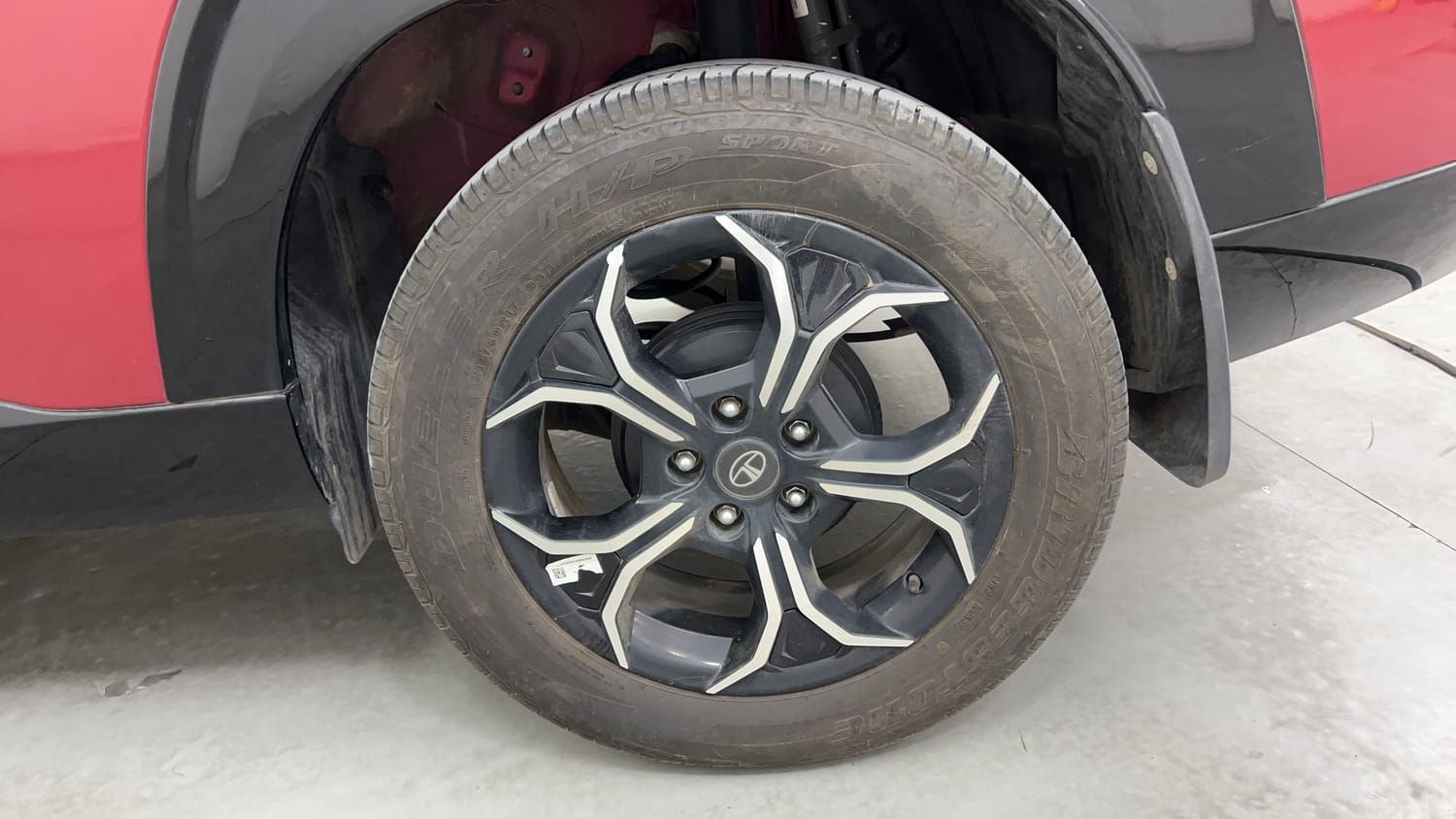 Used 2025 Tata Curvv Creative S 1.2 Revotron Petrol 7DCA Petrol Automatic tyres LEFT REAR TYRE RIM VIEW