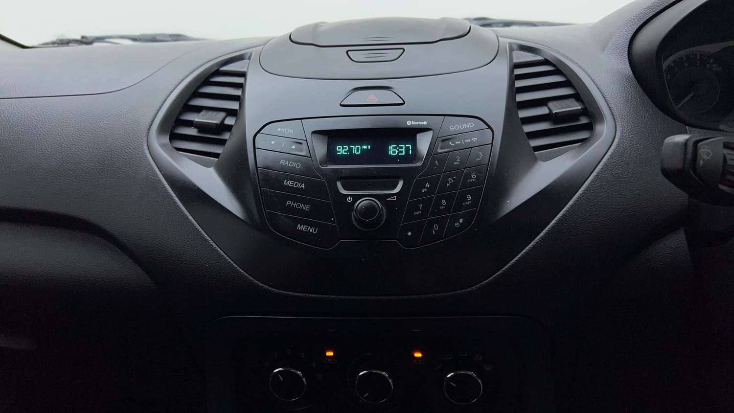 Used 2017 Ford Figo Trend 1.2 Ti-VCT Petrol Manual top_features Integrated (in-dash) music system