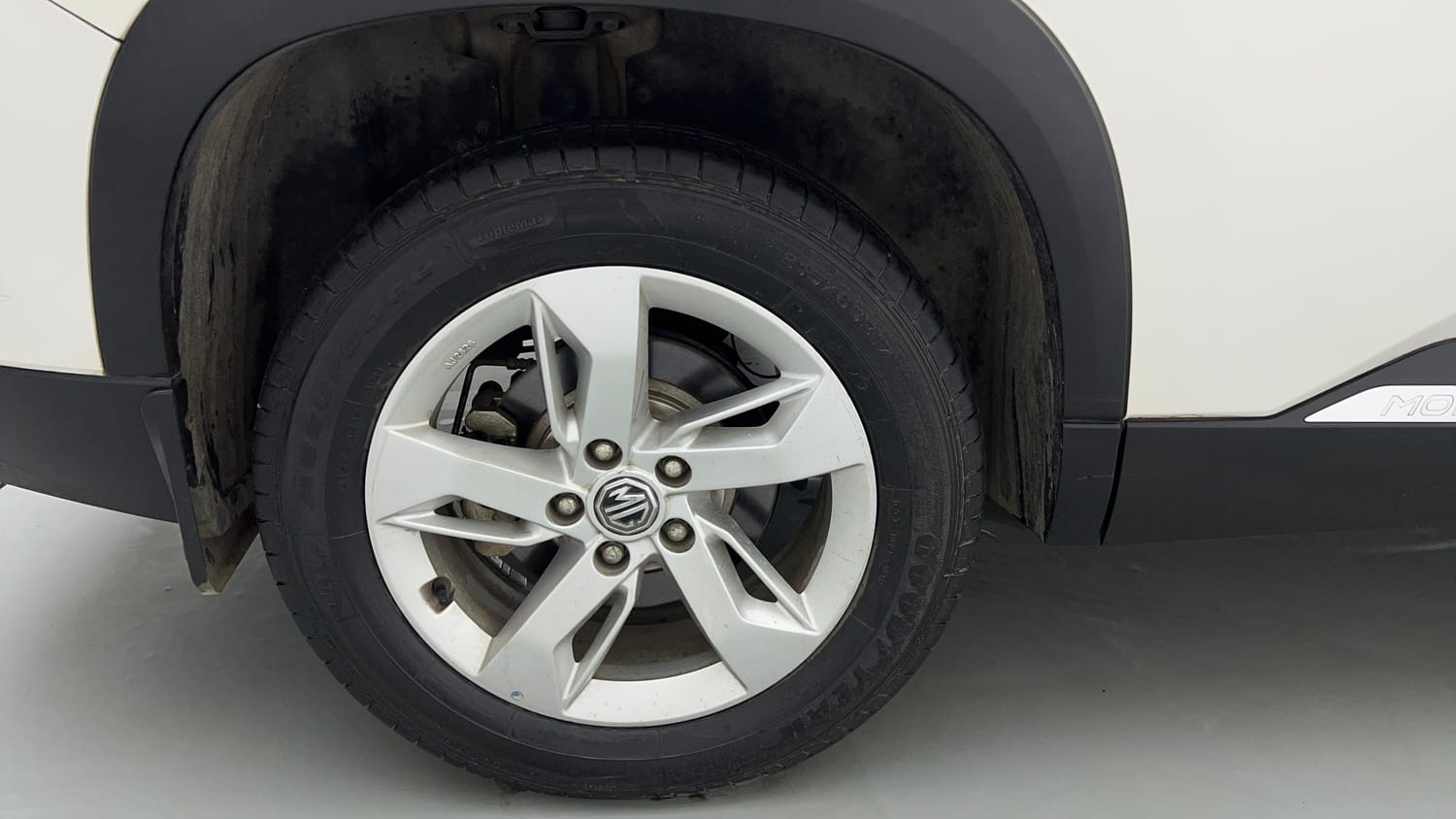 Used 2022 MG Motors Hector Plus Super 1.5 Petrol Turbo Hybrid MT 7-STR Hybrid Manual tyres RIGHT REAR TYRE RIM VIEW
