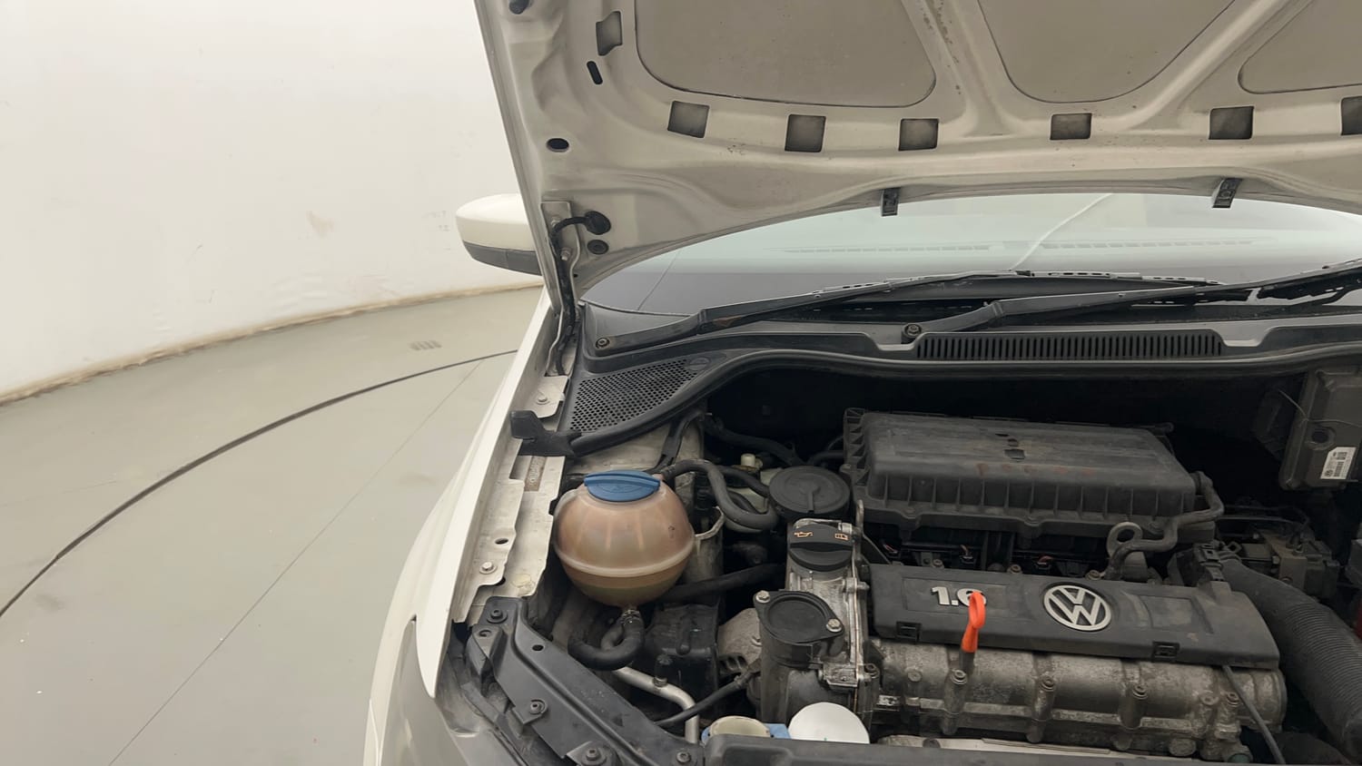 Used 2013 Volkswagen Vento Highline Petrol Petrol Manual engine ENGINE RIGHT SIDE HINGE & APRON VIEW