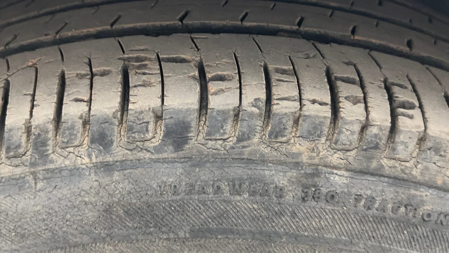 Used 2013 Volkswagen Vento Highline Petrol Petrol Manual tyres RIGHT FRONT TYRE TREAD VIEW