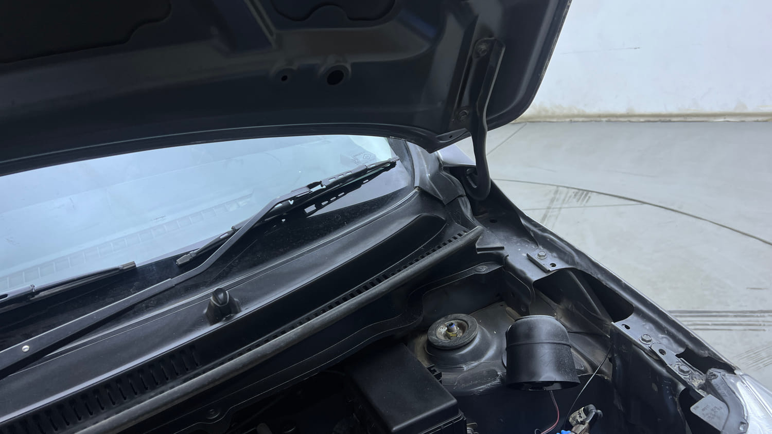 Used 2017 Maruti Suzuki Celerio VXi AMT Petrol Automatic engine ENGINE LEFT SIDE HINGE & APRON VIEW