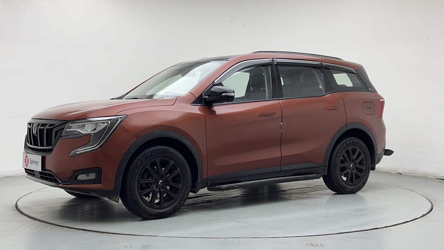 2024 Mahindra XUV700 AX7 Luxury Pack Petrol AT 7 STR Dual Tone