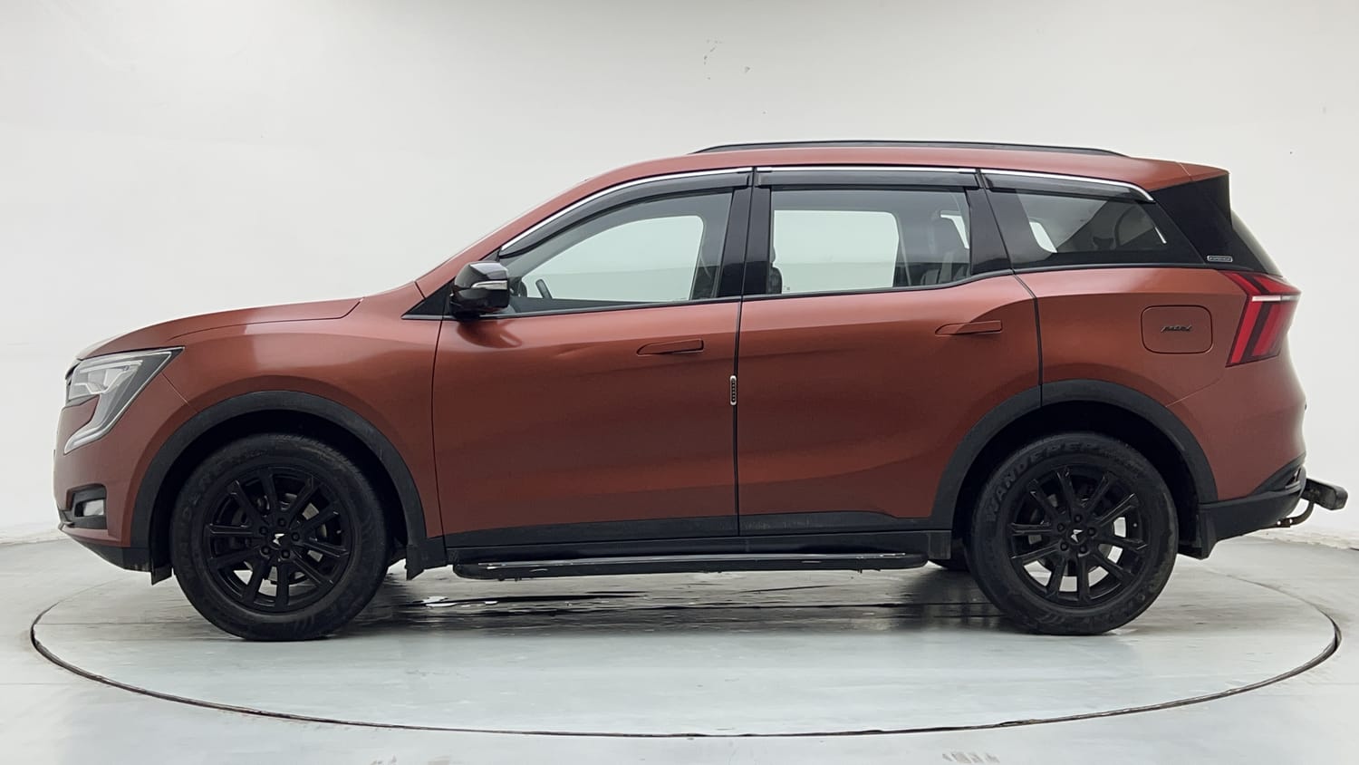 2024 Mahindra XUV700 AX7 Luxury Pack Petrol AT 7 STR Dual Tone-1