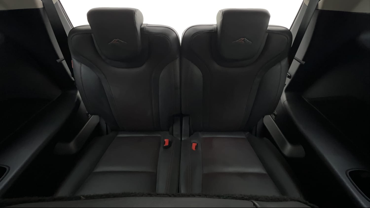 2024 Mahindra XUV700 AX7 Luxury Pack Petrol AT 7 STR Dual Tone-24