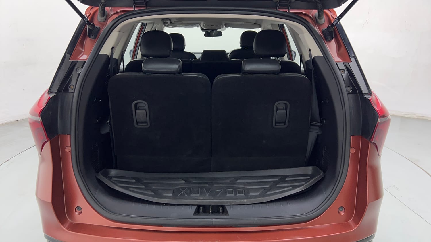 2024 Mahindra XUV700 AX7 Luxury Pack Petrol AT 7 STR Dual Tone-26