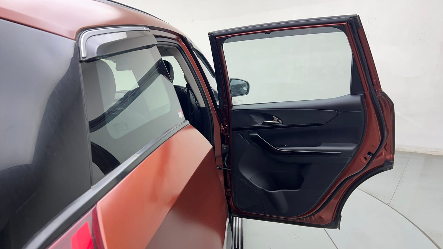 2024 Mahindra XUV700 AX7 Luxury Pack Petrol AT 7 STR Dual Tone-20