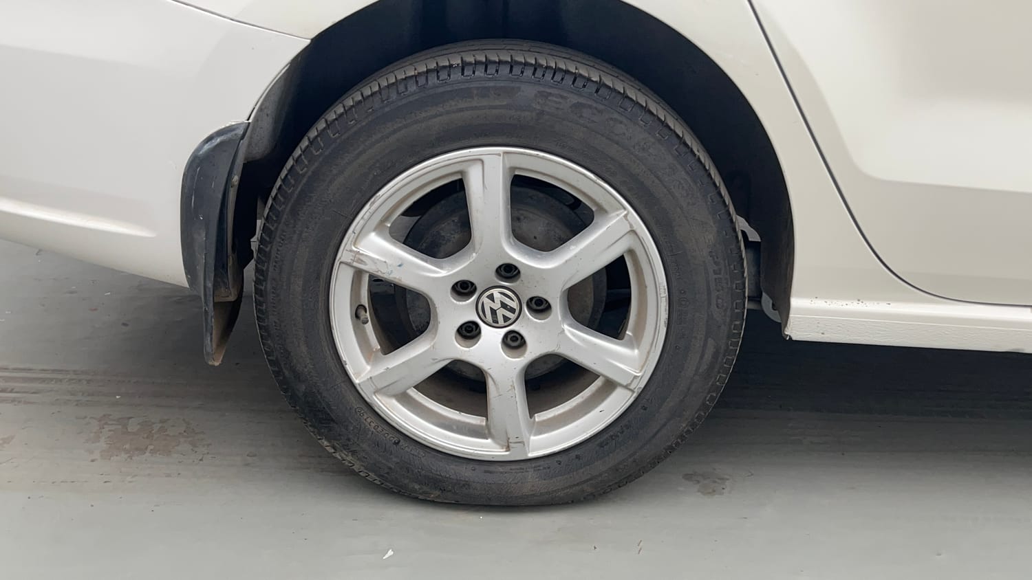Used 2013 Volkswagen Vento Highline Petrol Petrol Manual tyres RIGHT REAR TYRE RIM VIEW