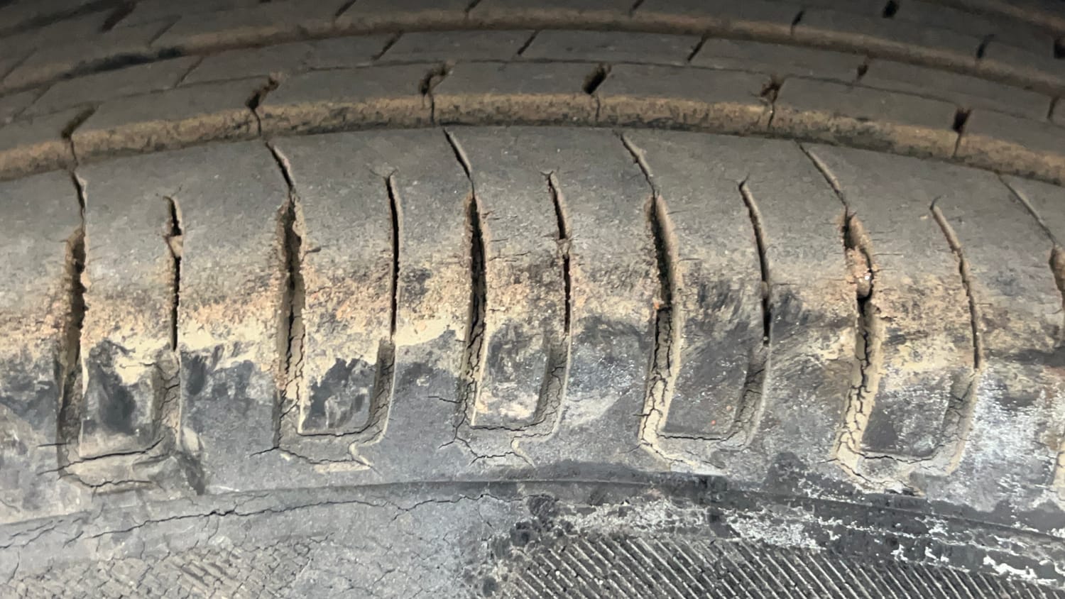 Used 2013 Volkswagen Vento Highline Petrol Petrol Manual tyres LEFT REAR TYRE TREAD VIEW