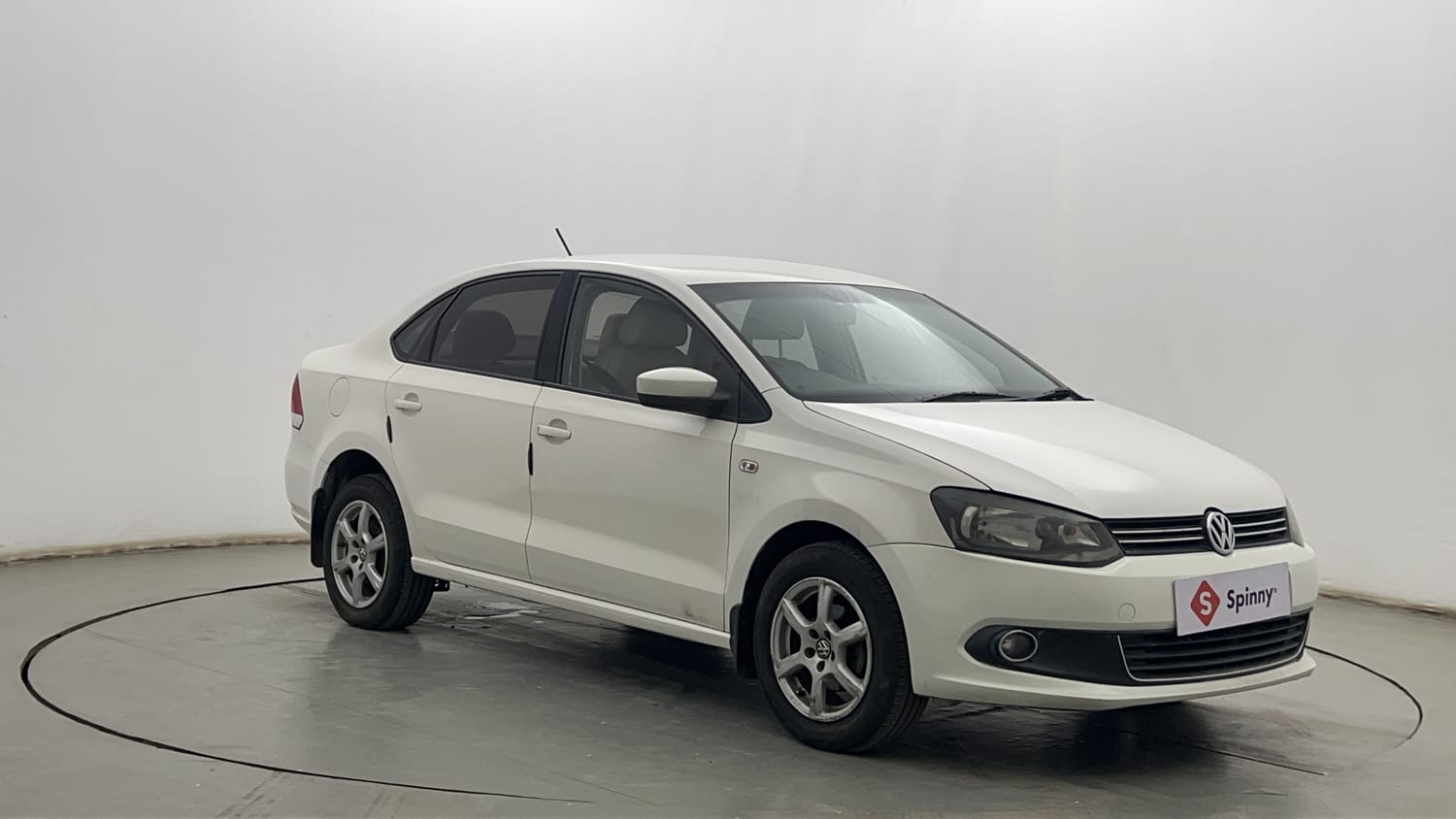 Used 2013 Volkswagen Vento Highline Petrol Petrol Manual exterior RIGHT FRONT CORNER VIEW