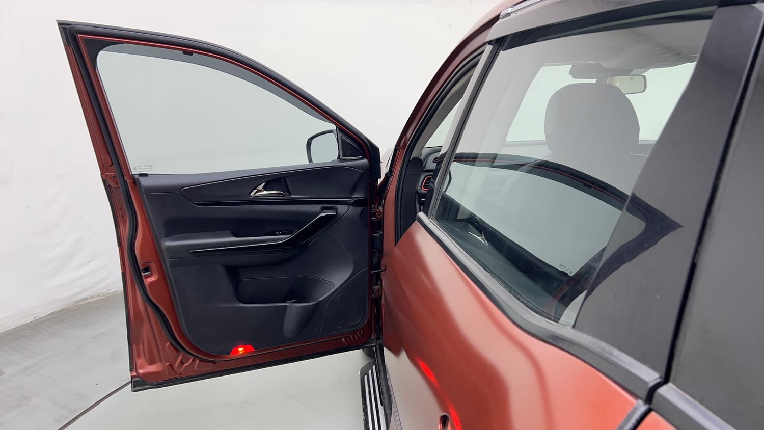 2024 Mahindra XUV700 AX7 Luxury Pack Petrol AT 7 STR Dual Tone-21