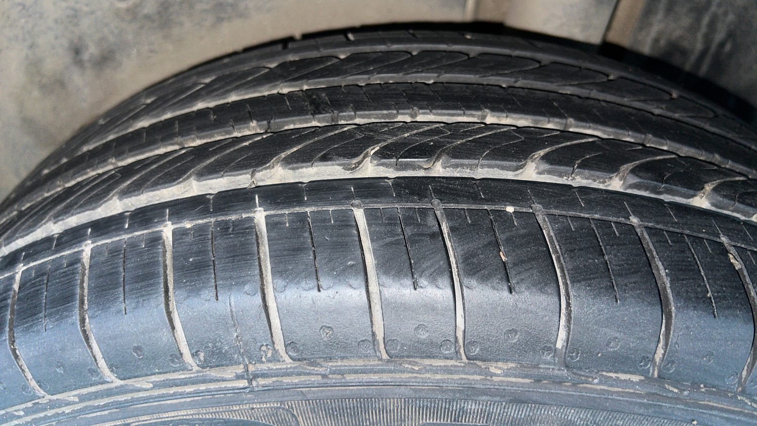 Used 2022 MG Motors Hector Plus Super 1.5 Petrol Turbo Hybrid MT 7-STR Hybrid Manual tyres LEFT REAR TYRE TREAD VIEW