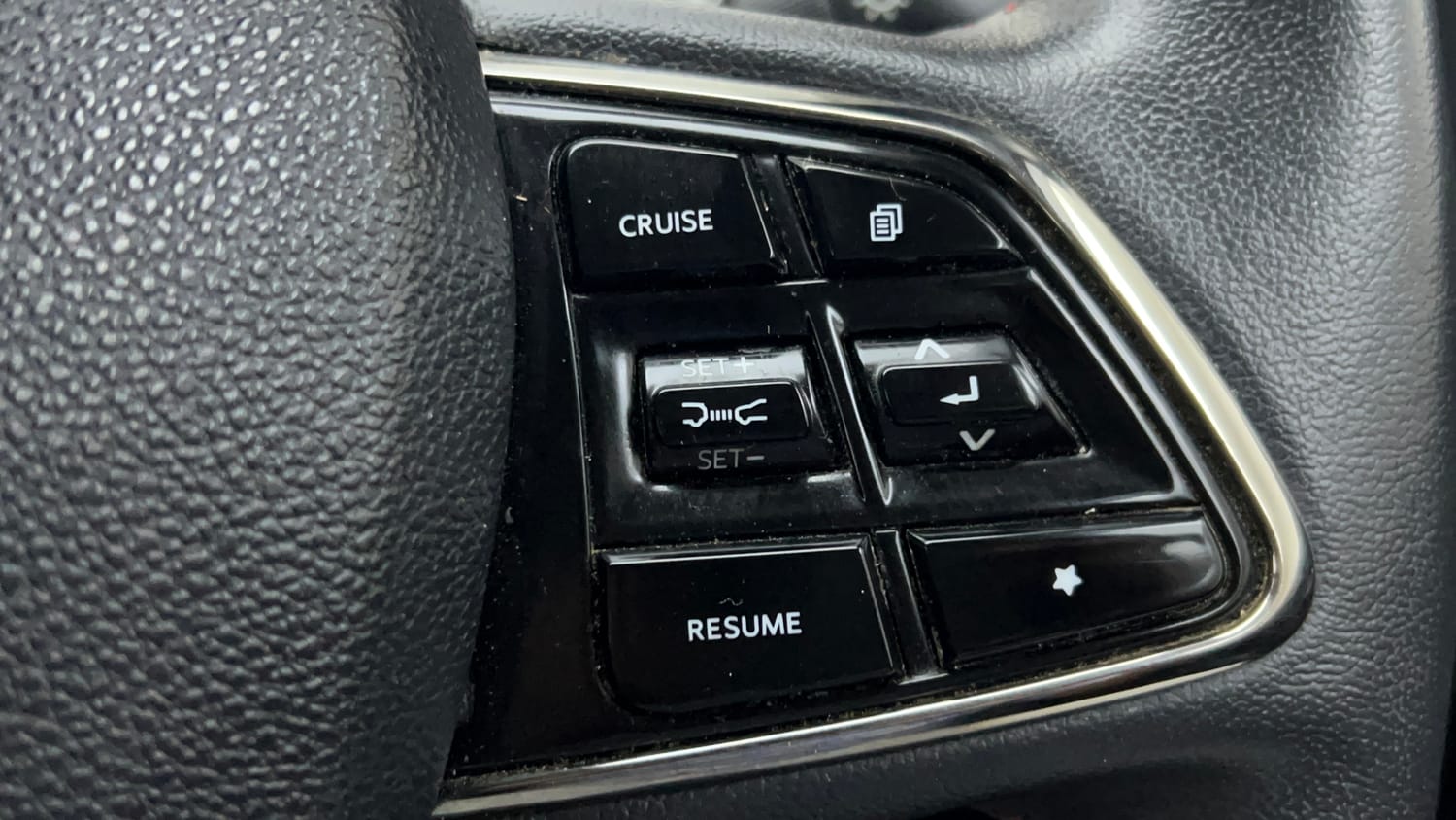 2024 Mahindra XUV700 AX7 Luxury Pack Petrol AT 7 STR Dual Tone-43