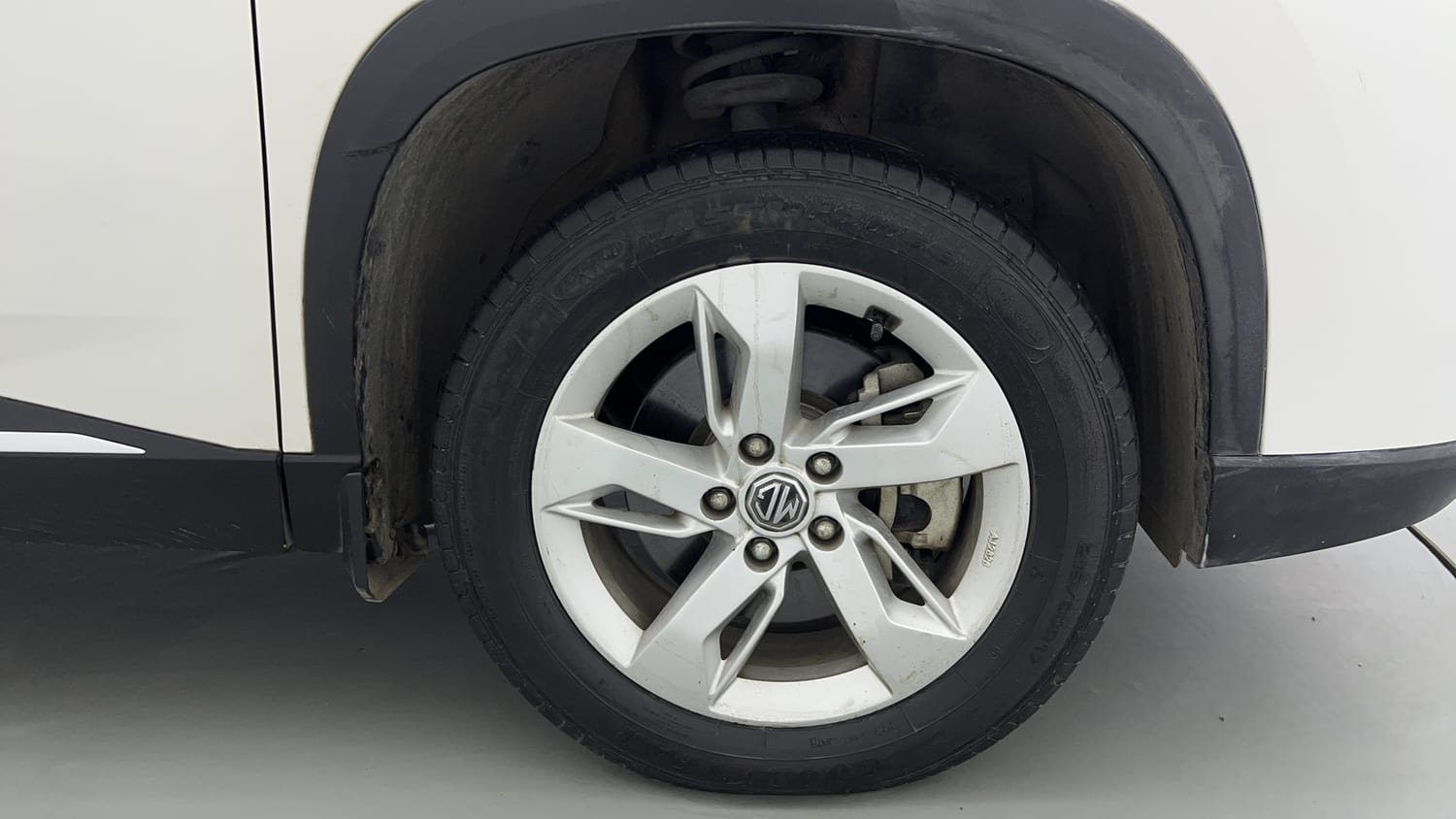 Used 2022 MG Motors Hector Plus Super 1.5 Petrol Turbo Hybrid MT 7-STR Hybrid Manual tyres RIGHT FRONT TYRE RIM VIEW