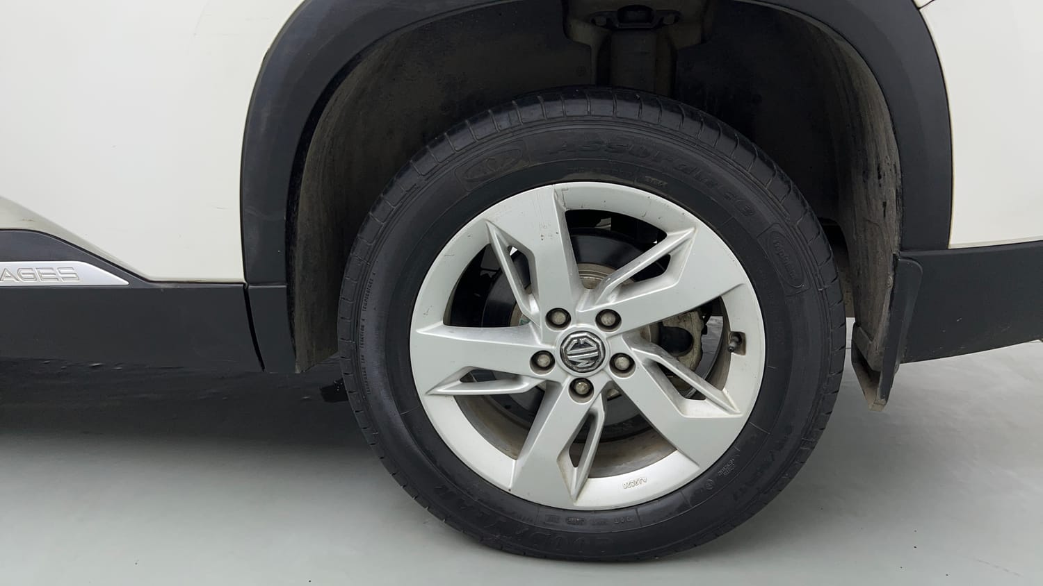 Used 2022 MG Motors Hector Plus Super 1.5 Petrol Turbo Hybrid MT 7-STR Hybrid Manual tyres LEFT REAR TYRE RIM VIEW