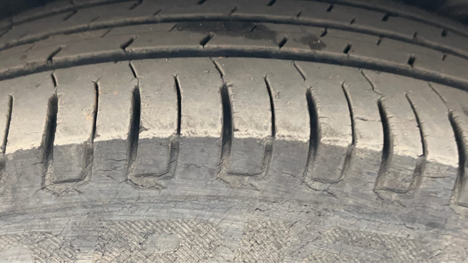 Used 2013 Volkswagen Vento Highline Petrol Petrol Manual tyres LEFT FRONT TYRE TREAD VIEW