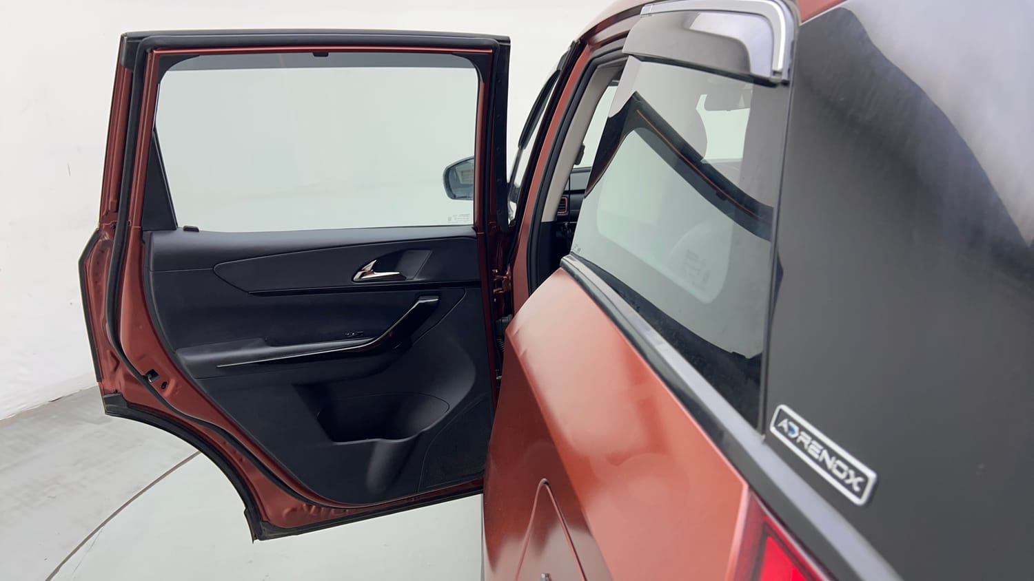2024 Mahindra XUV700 AX7 Luxury Pack Petrol AT 7 STR Dual Tone-22