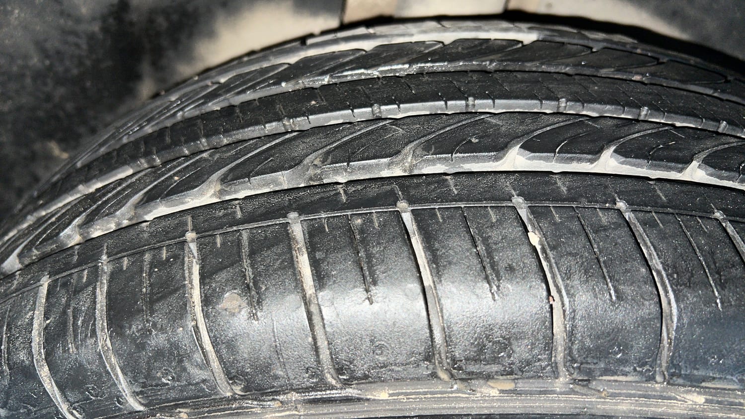 Used 2022 MG Motors Hector Plus Super 1.5 Petrol Turbo Hybrid MT 7-STR Hybrid Manual tyres RIGHT REAR TYRE TREAD VIEW