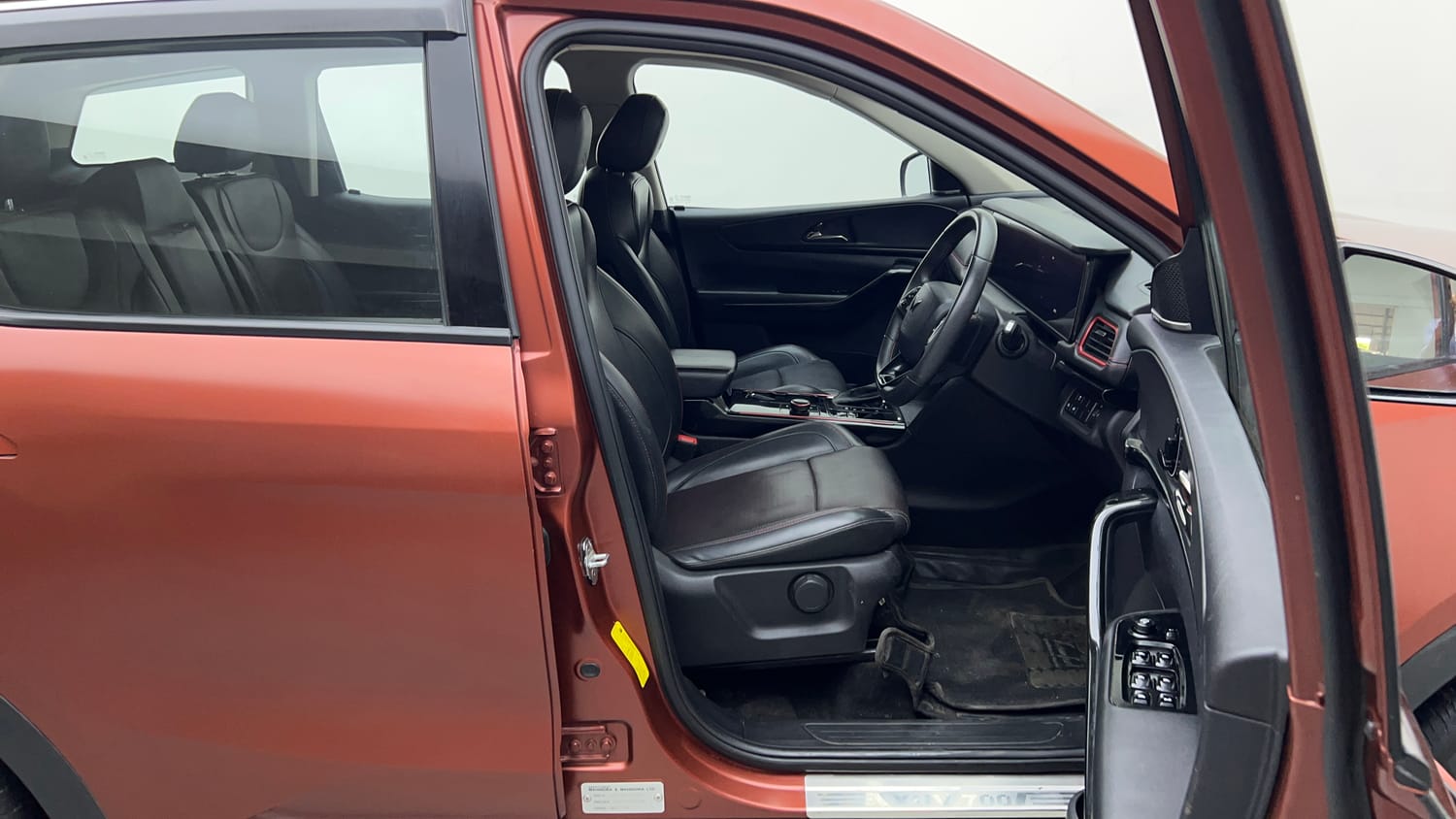 2024 Mahindra XUV700 AX7 Luxury Pack Petrol AT 7 STR Dual Tone-17