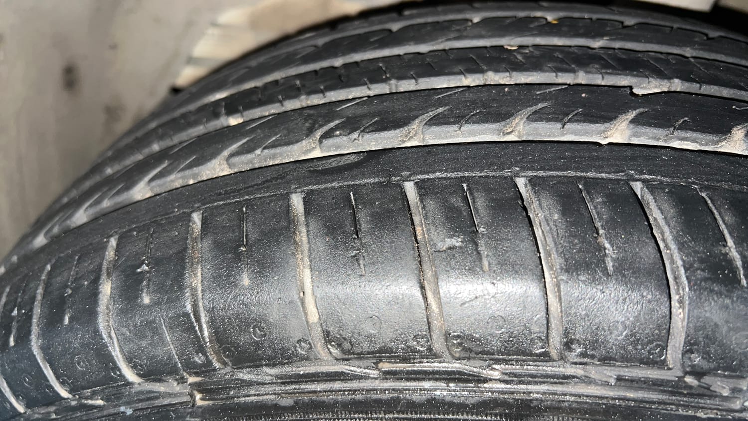 Used 2022 MG Motors Hector Plus Super 1.5 Petrol Turbo Hybrid MT 7-STR Hybrid Manual tyres LEFT FRONT TYRE TREAD VIEW