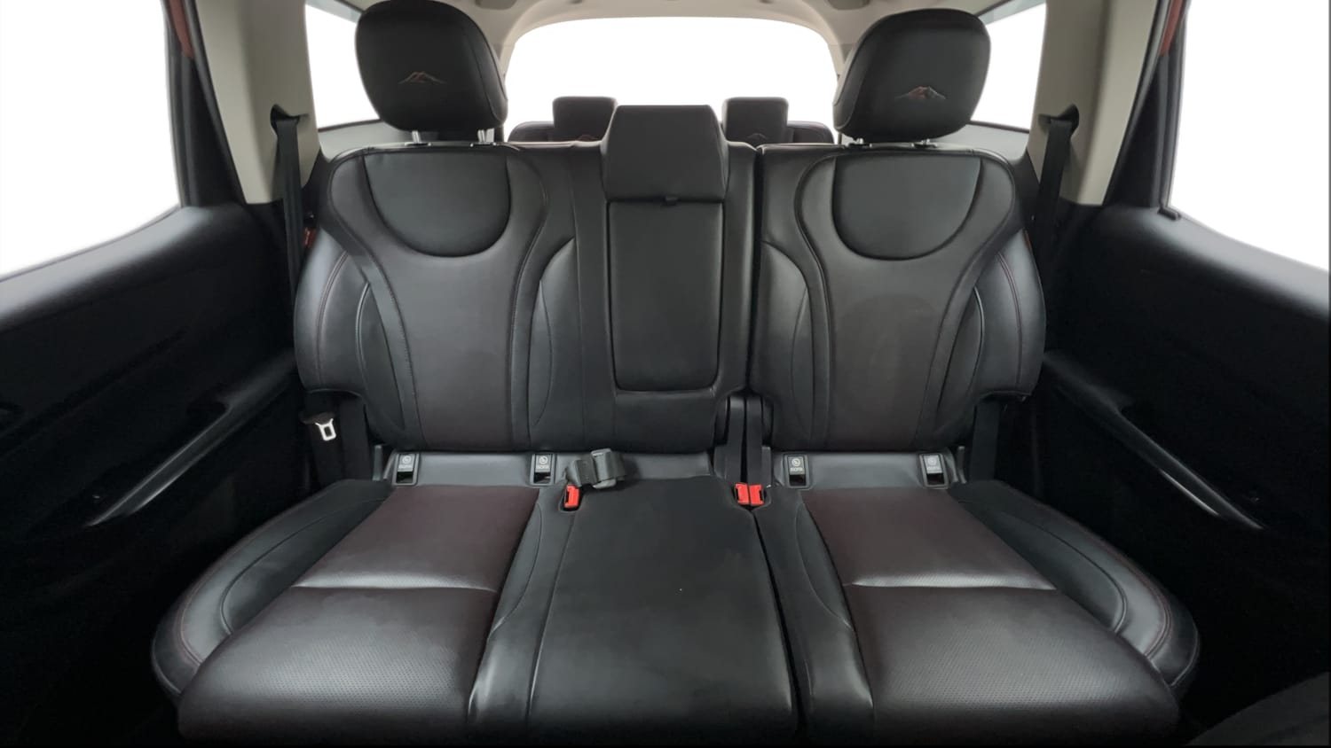 2024 Mahindra XUV700 AX7 Luxury Pack Petrol AT 7 STR Dual Tone-23