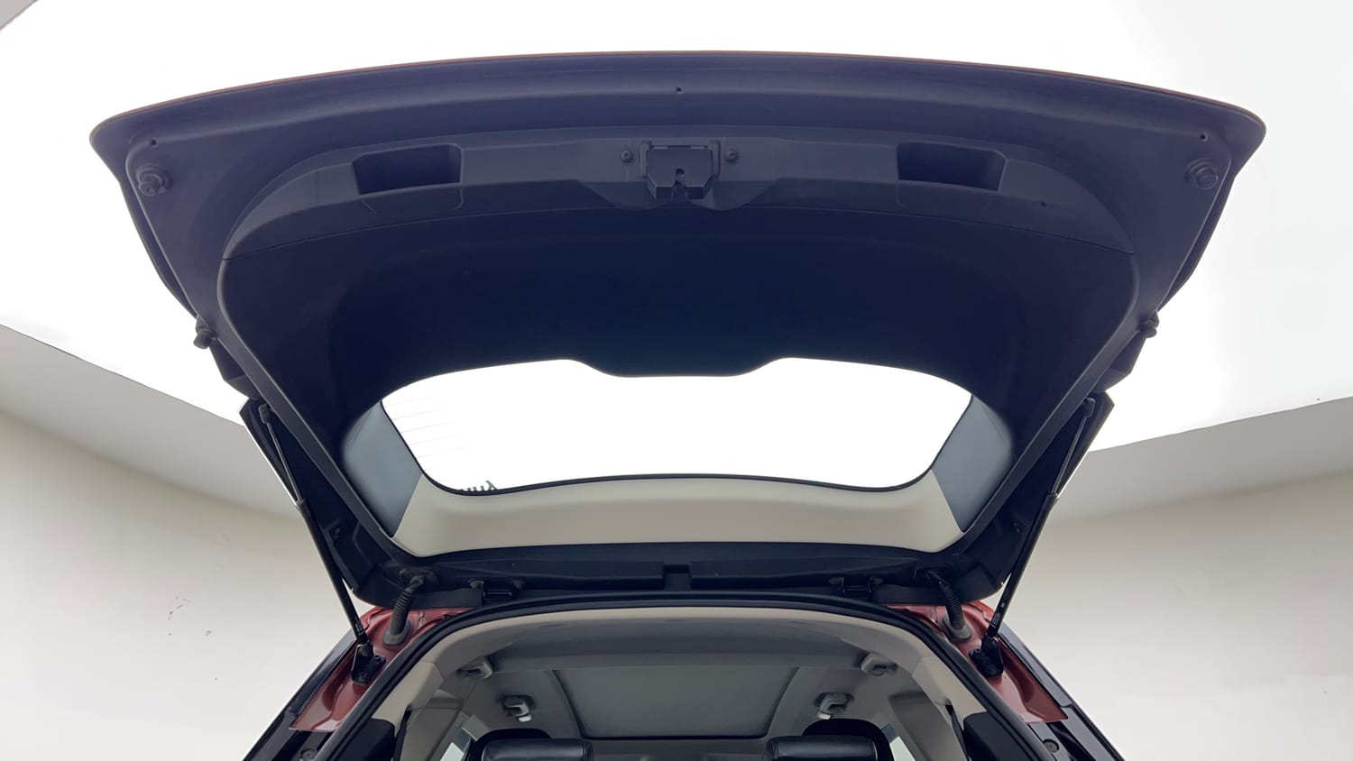 2024 Mahindra XUV700 AX7 Luxury Pack Petrol AT 7 STR Dual Tone-25