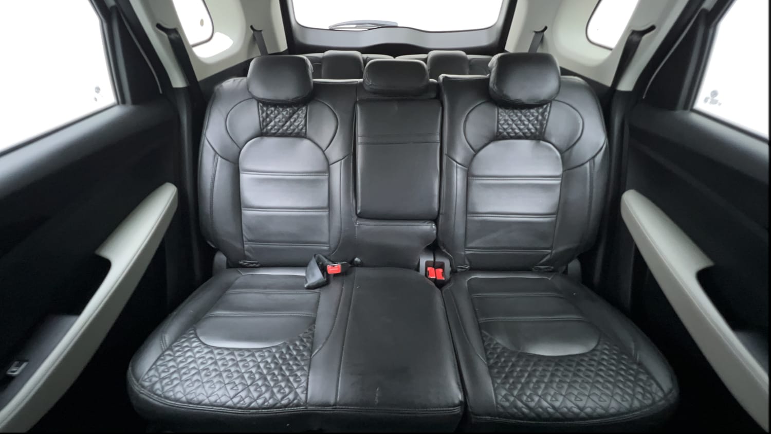 Used 2022 MG Motors Hector Plus Super 1.5 Petrol Turbo Hybrid MT 7-STR Hybrid Manual interior REAR SEAT CONDITION VIEW