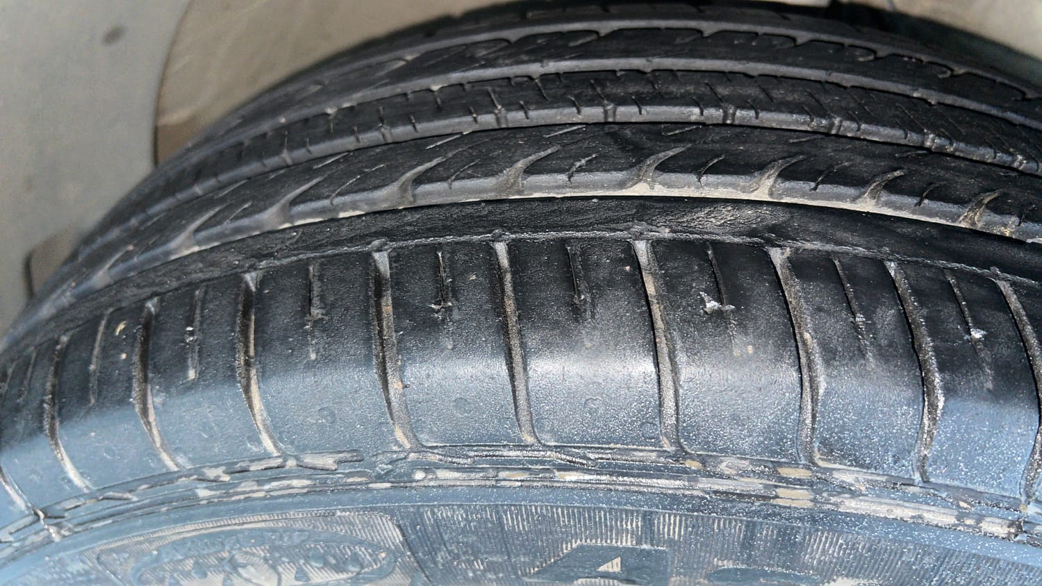 Used 2022 MG Motors Hector Plus Super 1.5 Petrol Turbo Hybrid MT 7-STR Hybrid Manual tyres RIGHT FRONT TYRE TREAD VIEW