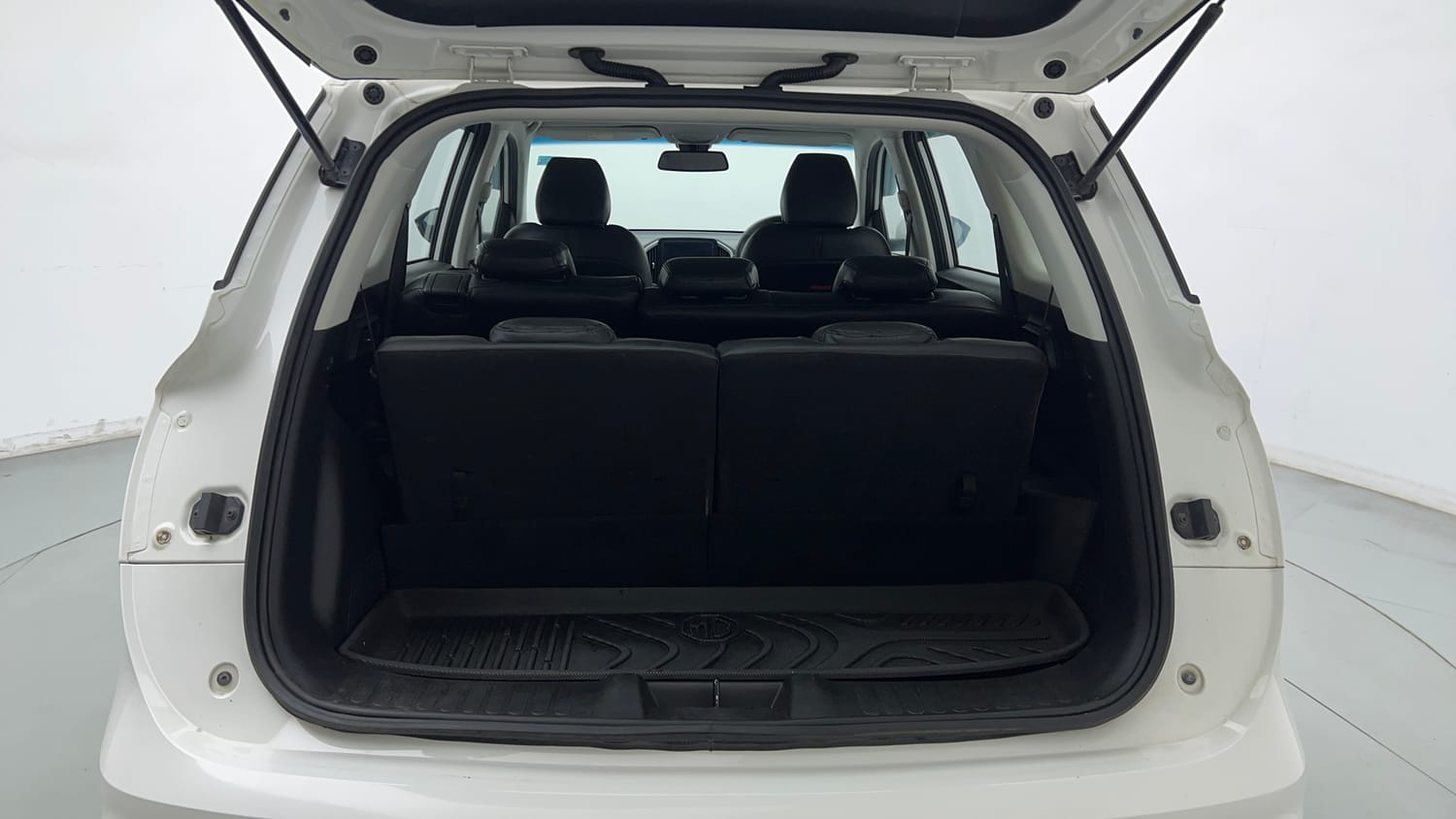 Used 2022 MG Motors Hector Plus Super 1.5 Petrol Turbo Hybrid MT 7-STR Hybrid Manual interior DICKY INSIDE VIEW