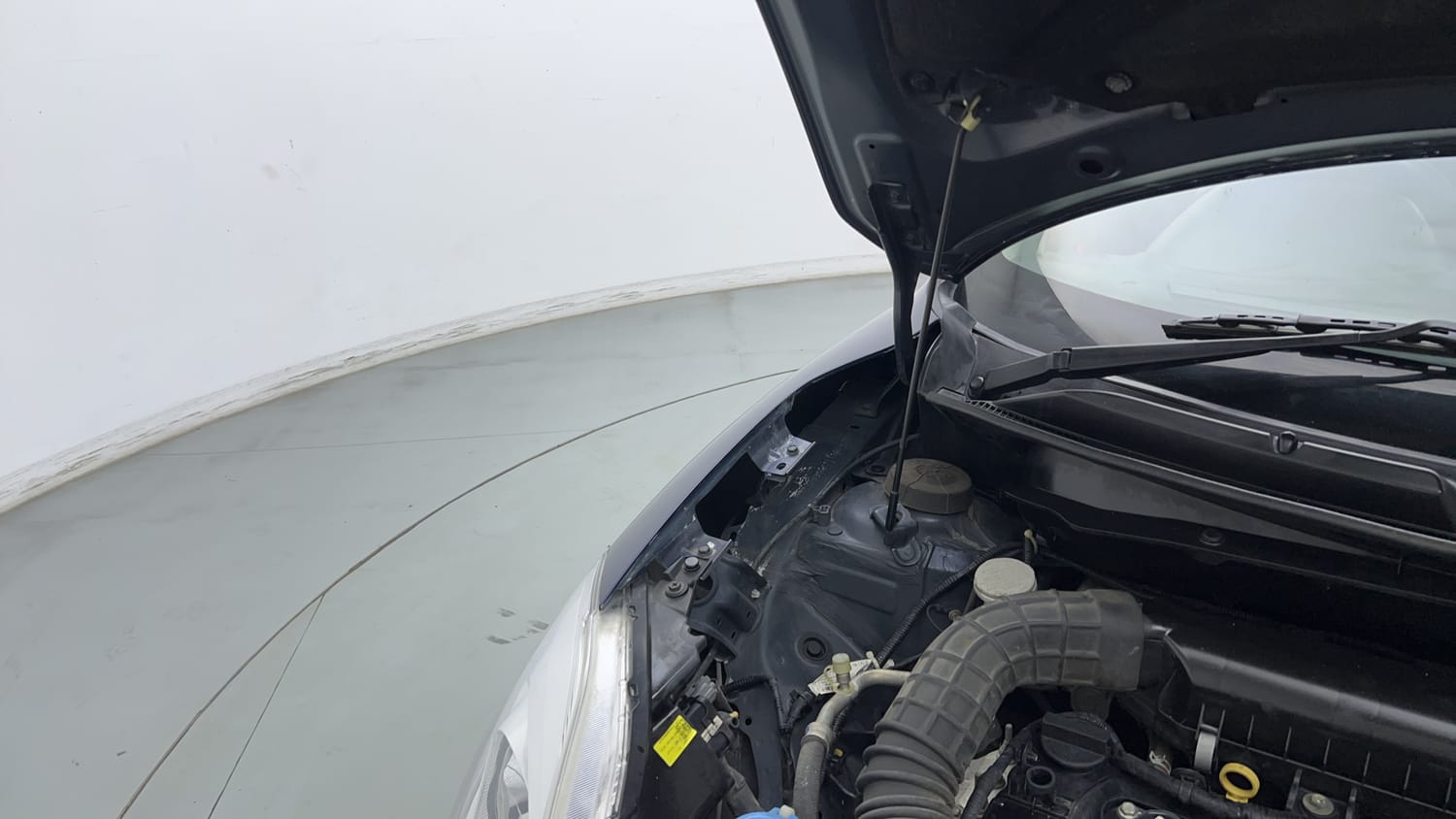 Used 2021 Maruti Suzuki Swift LXi Petrol Manual engine ENGINE RIGHT SIDE HINGE & APRON VIEW