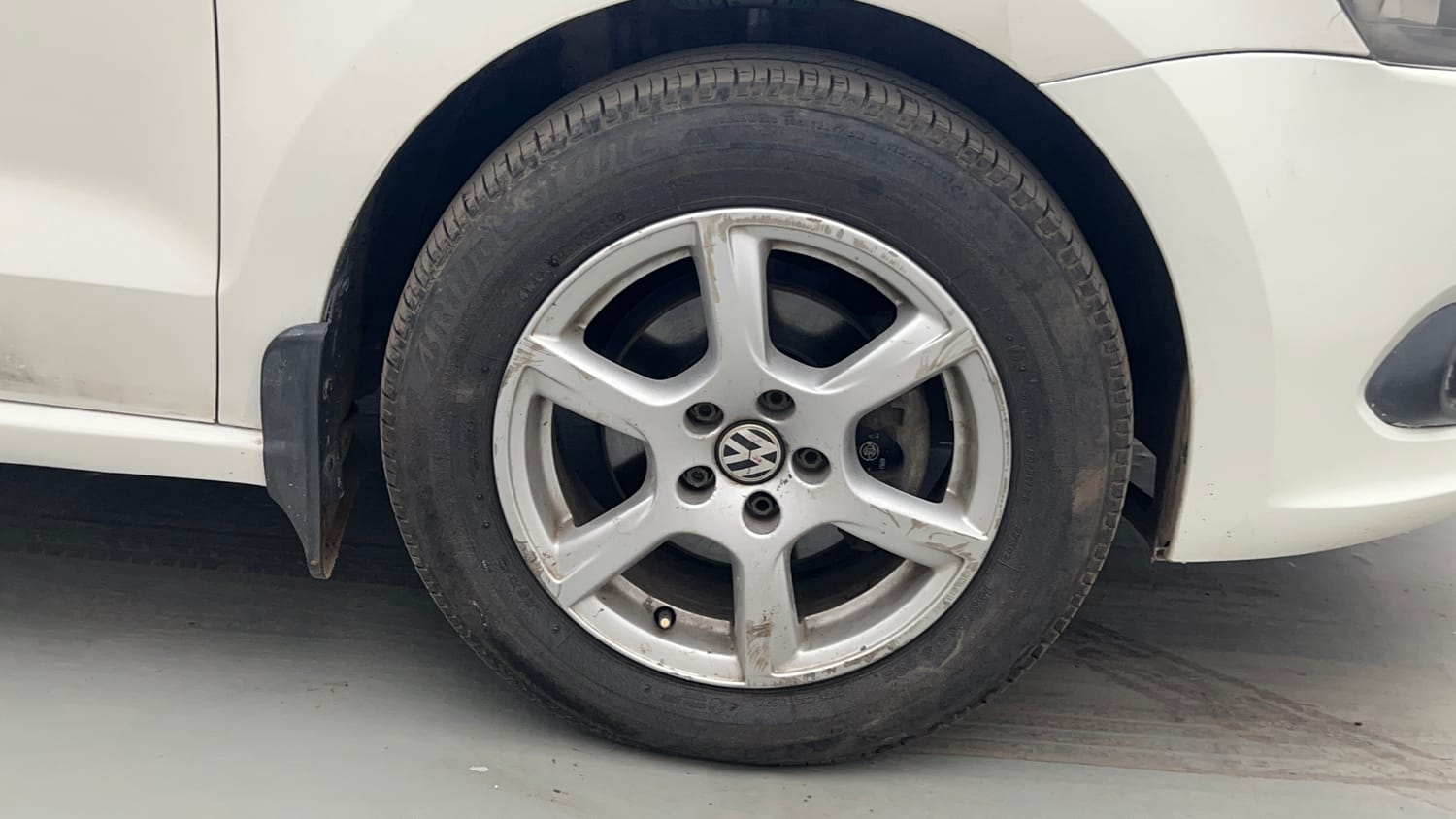 Used 2013 Volkswagen Vento Highline Petrol Petrol Manual tyres RIGHT FRONT TYRE RIM VIEW