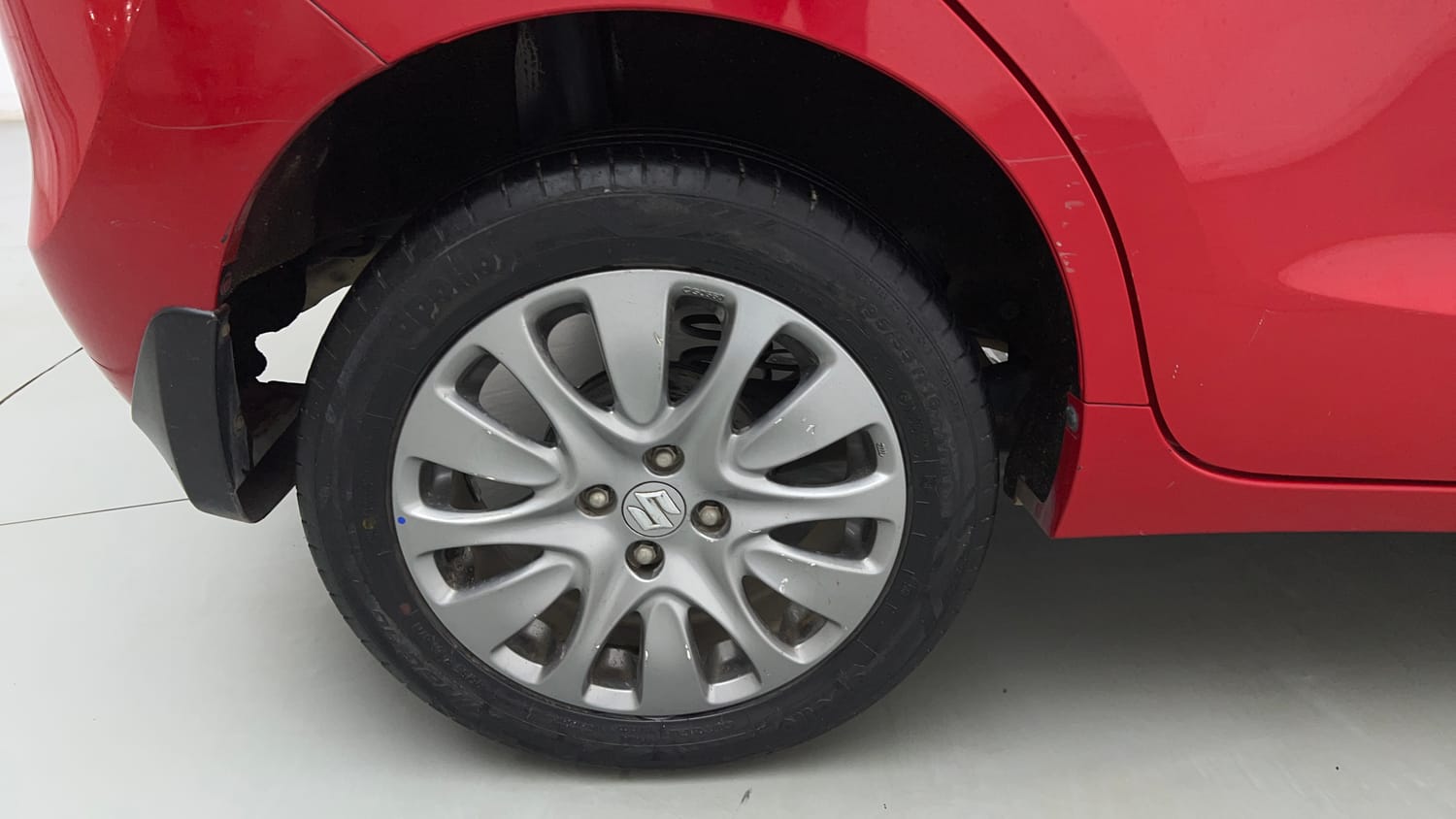 Used 2018 Maruti Suzuki Baleno Zeta 1.2 AT Petrol Automatic tyres RIGHT REAR TYRE RIM VIEW