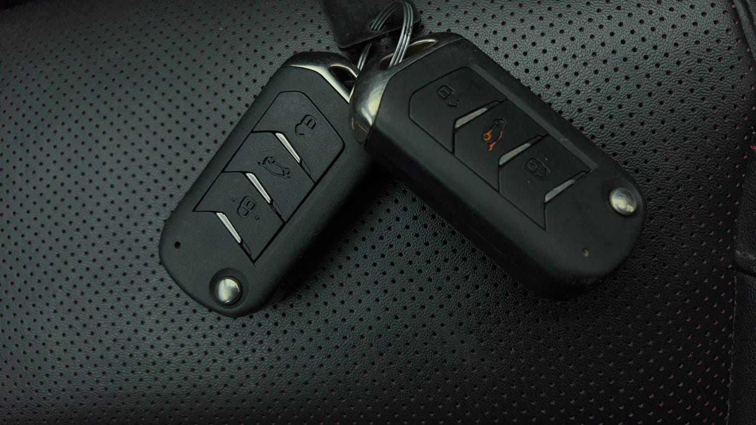2024 Mahindra XUV700 AX7 Luxury Pack Petrol AT 7 STR Dual Tone-44
