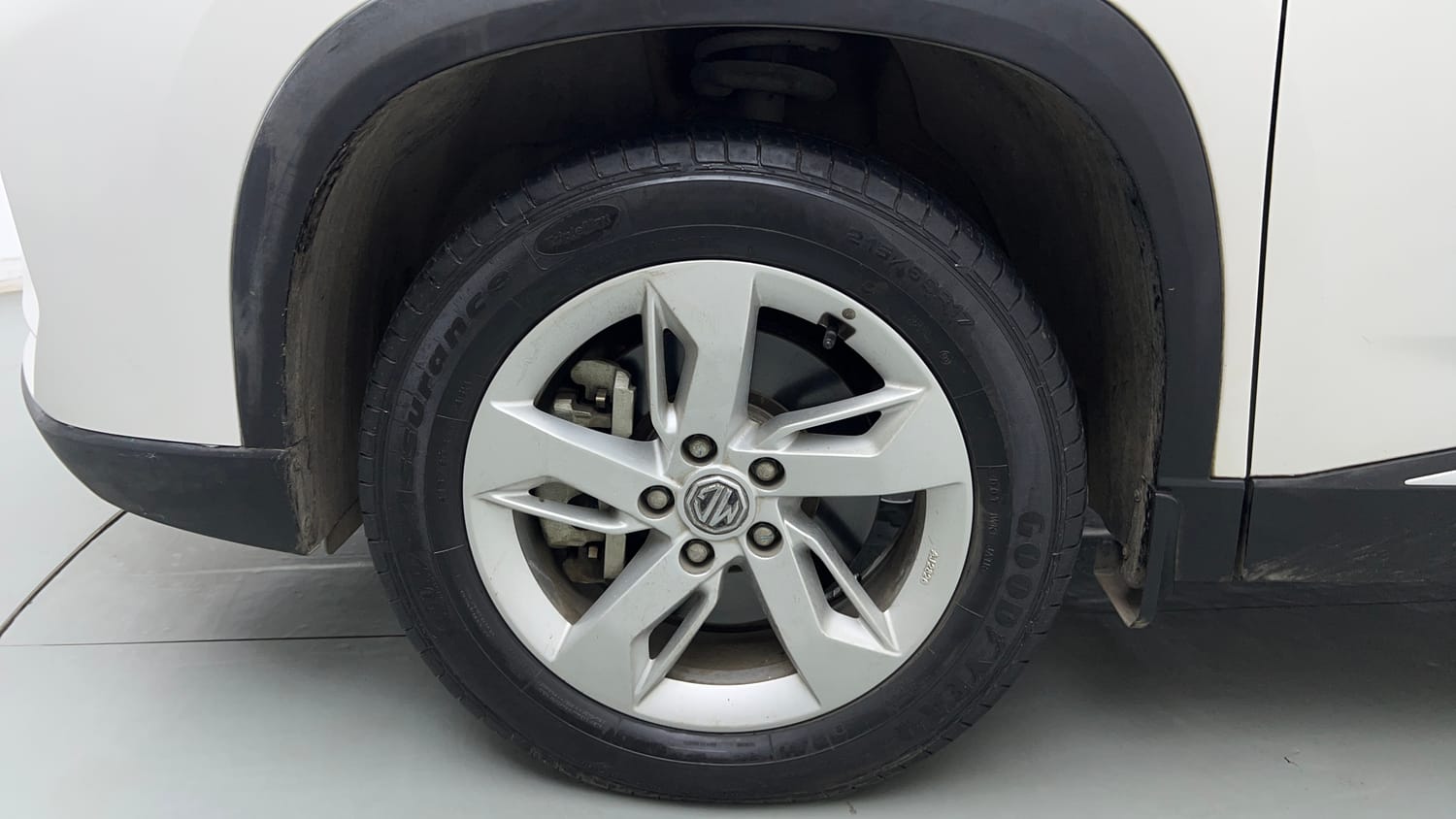 Used 2022 MG Motors Hector Plus Super 1.5 Petrol Turbo Hybrid MT 7-STR Hybrid Manual tyres LEFT FRONT TYRE RIM VIEW