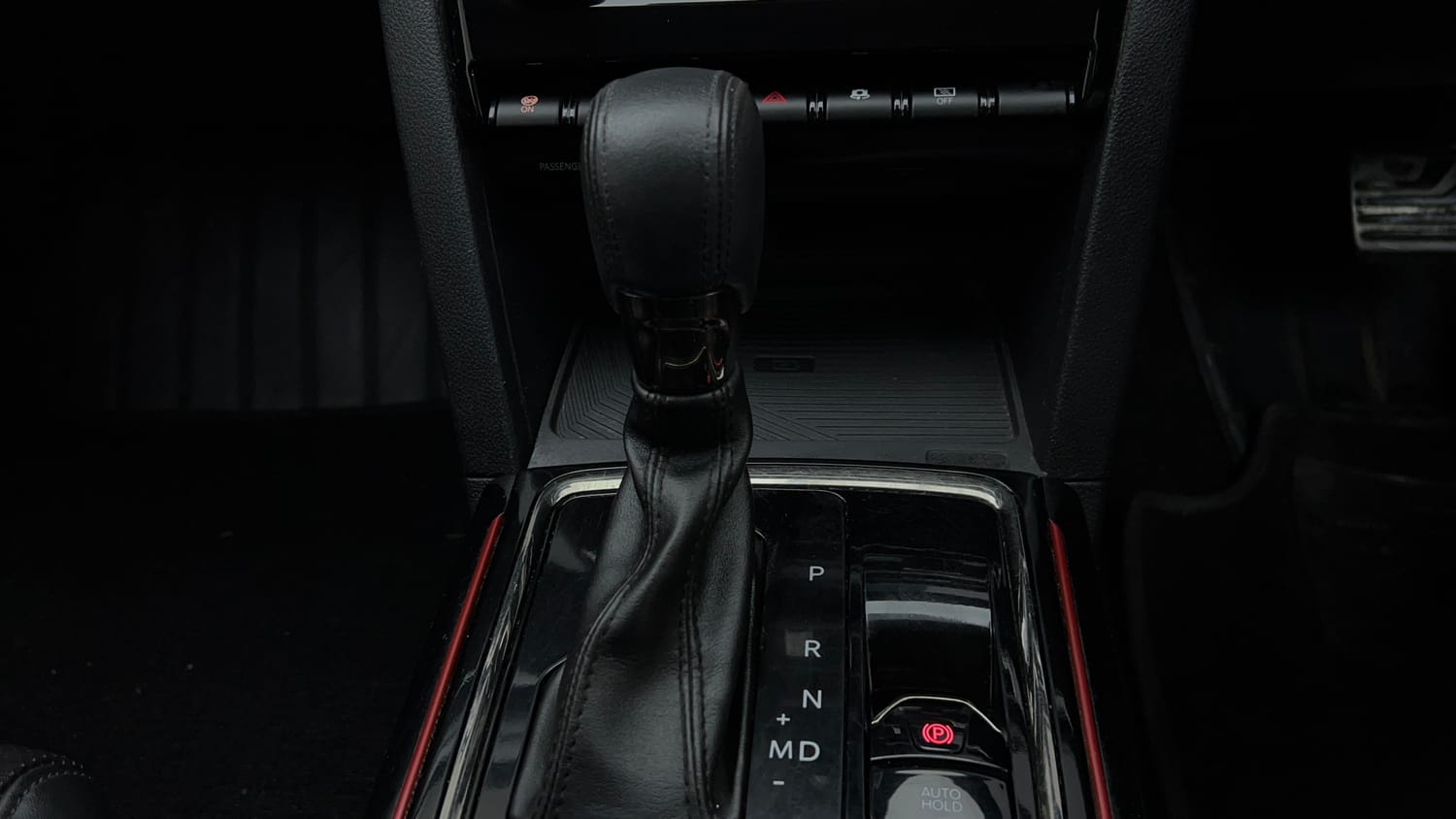 2024 Mahindra XUV700 AX7 Luxury Pack Petrol AT 7 STR Dual Tone-16