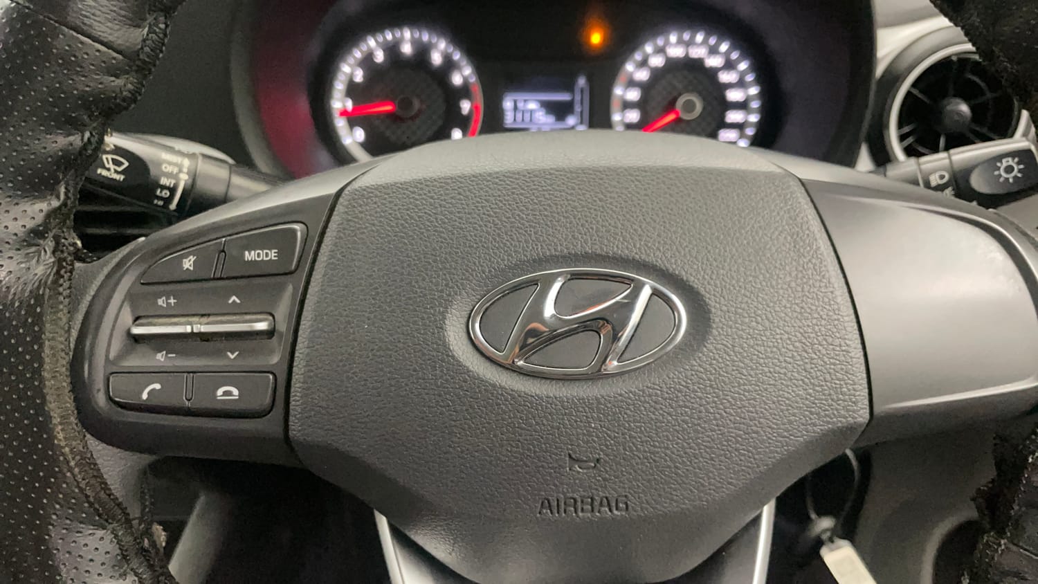 Used 2022 Hyundai Grand i10 Nios Magna 1.2 Kappa VTVT Petrol Manual top_features Steering mounted controls