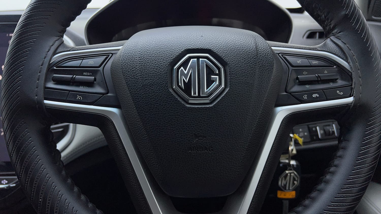 Used 2022 MG Motors Hector Plus Super 1.5 Petrol Turbo Hybrid MT 7-STR Hybrid Manual top_features Airbags