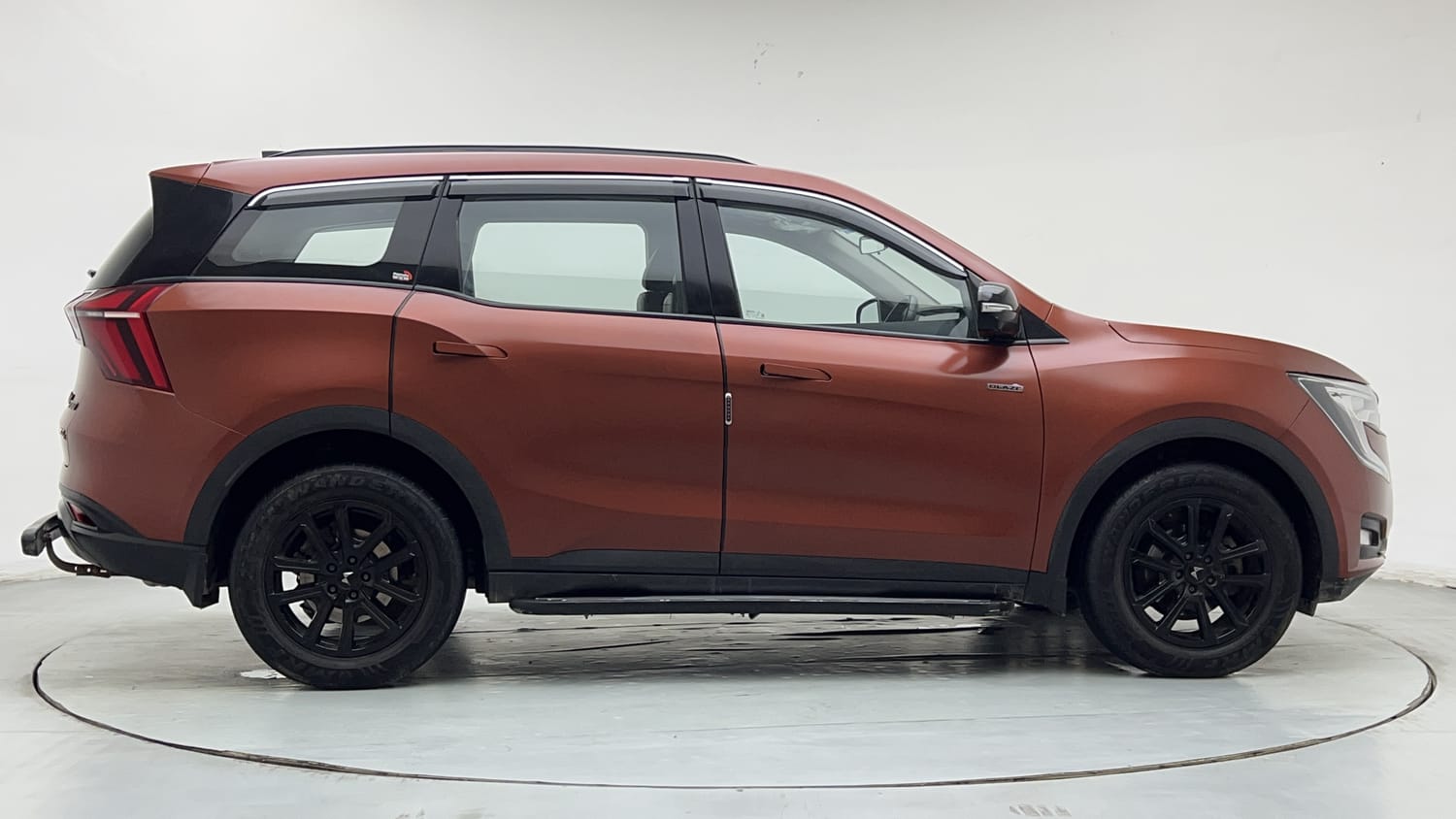 2024 Mahindra XUV700 AX7 Luxury Pack Petrol AT 7 STR Dual Tone-5