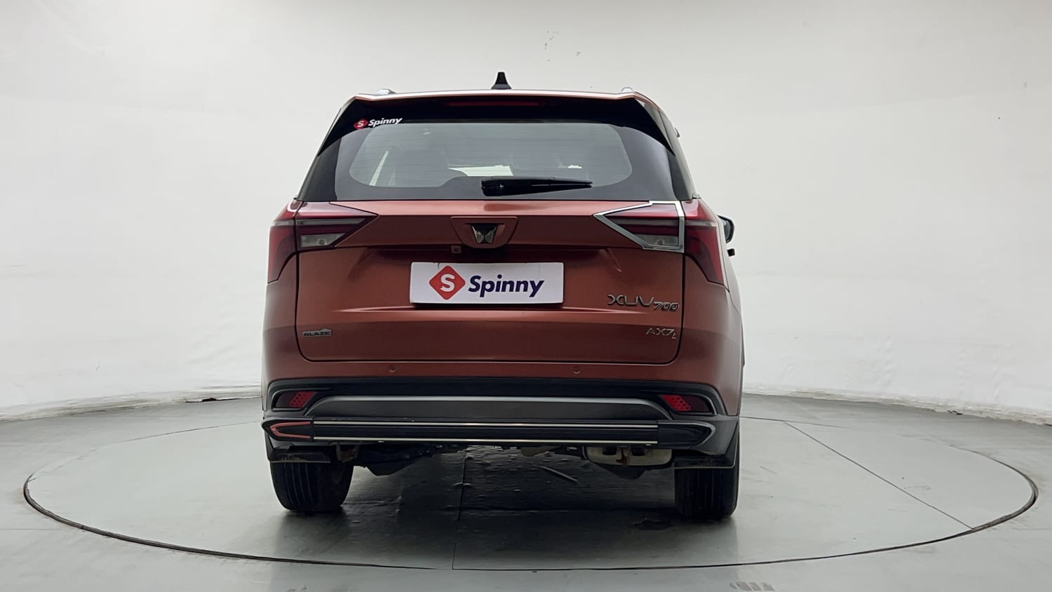 2024 Mahindra XUV700 AX7 Luxury Pack Petrol AT 7 STR Dual Tone-3