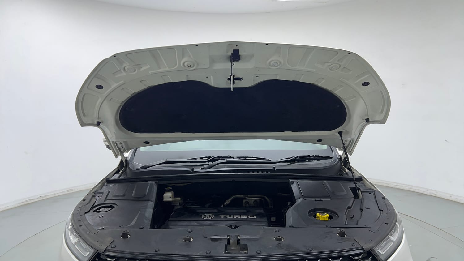 Used 2022 MG Motors Hector Plus Super 1.5 Petrol Turbo Hybrid MT 7-STR Hybrid Manual engine ENGINE & BONNET OPEN FRONT VIEW