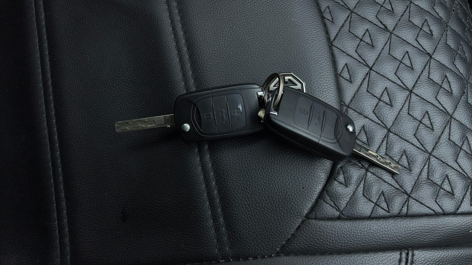Used 2022 MG Motors Hector Plus Super 1.5 Petrol Turbo Hybrid MT 7-STR Hybrid Manual extra CAR KEY VIEW